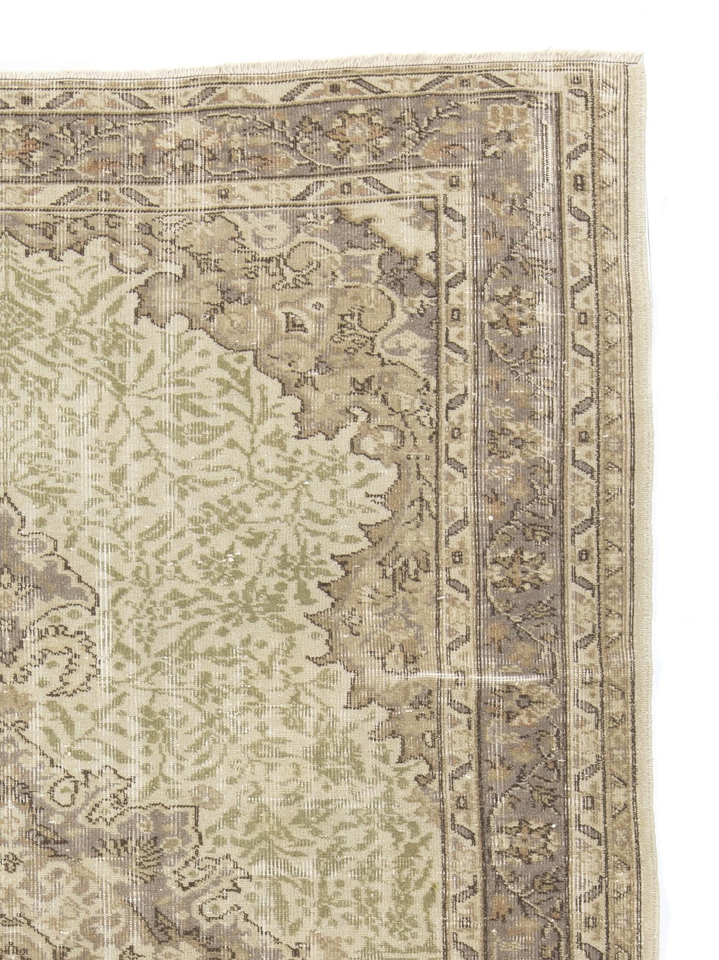 5.6x7.7 Ft Handmade Sun Faded Oushak Area Rug, Medallion Design Wool Carpet In Good Condition For Sale In Philadelphia, PA