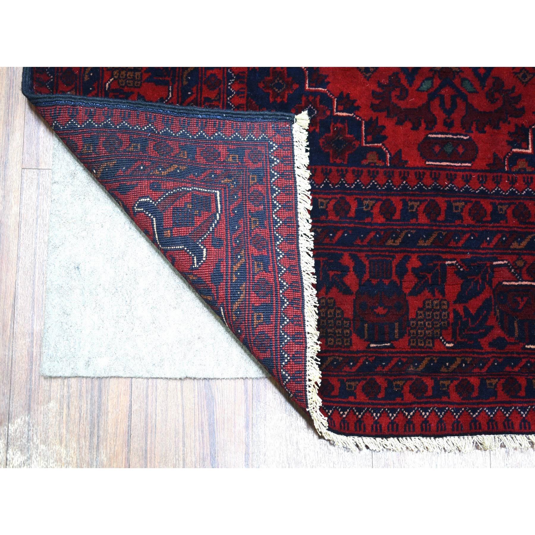 Dies ist eine wirklich echte one-of-a-kind Deep und gesättigten roten, handgeknüpften afghanischen Khamyab mit geometrischen Medaillons Design, weiche Wolle, Orientteppich. Es wurde monatelang in jahrhundertealten Webtechniken von Experten