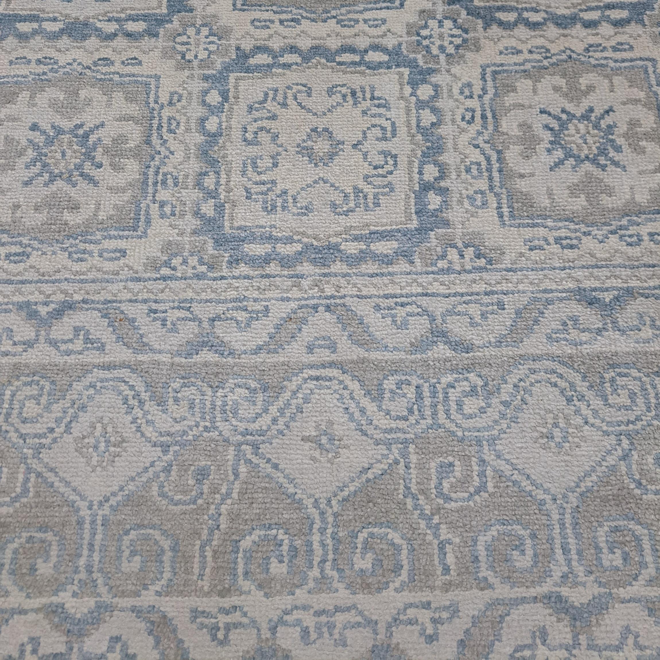 Verschönern Sie Ihren Wohnraum mit unserem modernen, handgeknüpften Seidenteppich, der von erfahrenen Kunsthandwerkern in Indien aus 100 % natürlicher Seide hergestellt wird. Dieser brandneue, zeitgemäße Teppich vereint Luxus, Weichheit und