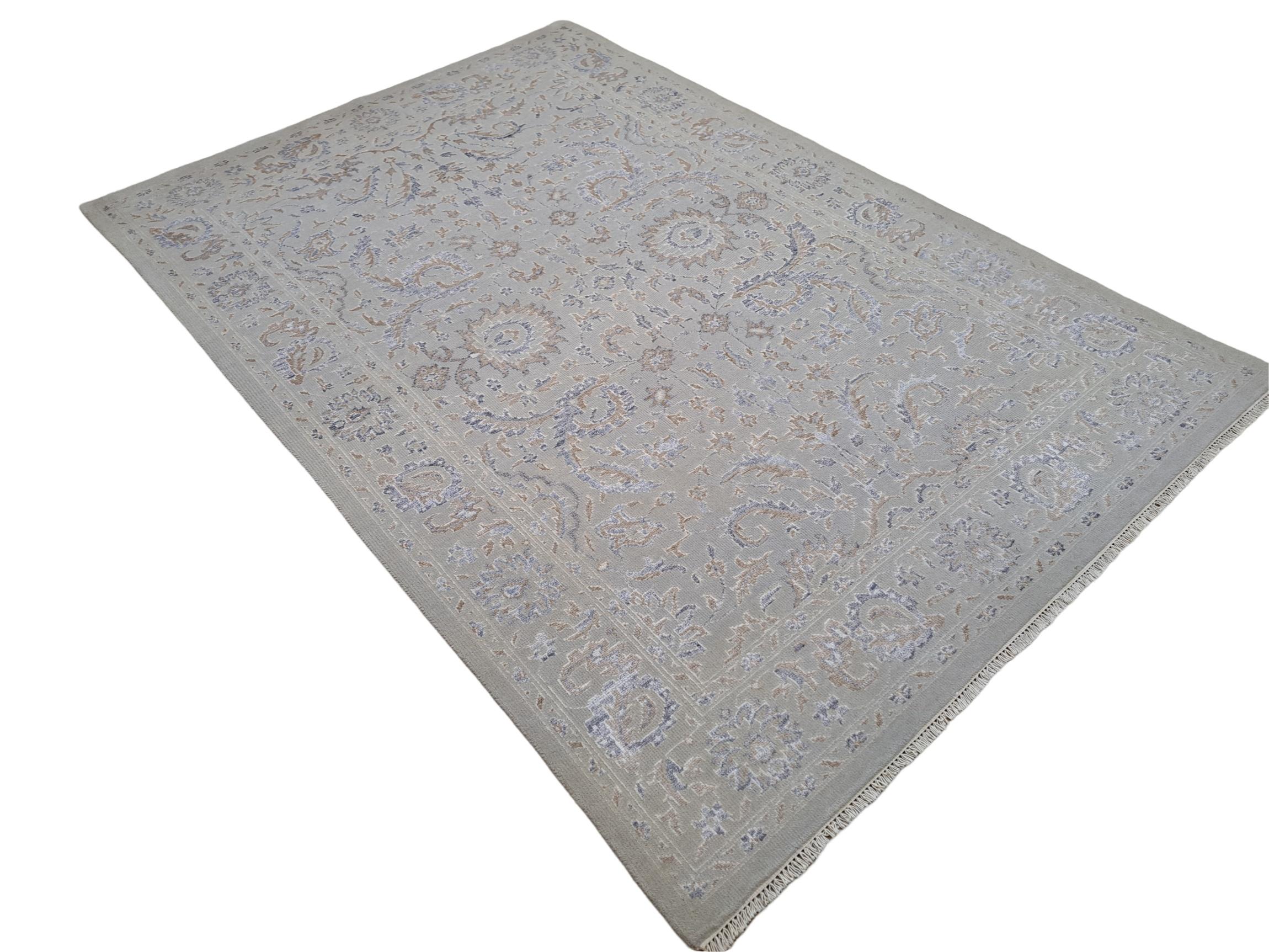 Verschönern Sie Ihren Wohnraum mit unserem modernen, handgeknüpften Seidenteppich, der von erfahrenen Kunsthandwerkern in Indien aus 100 % natürlicher Seide gefertigt wird. Dieser brandneue, zeitgemäße Teppich vereint Luxus, Weichheit und