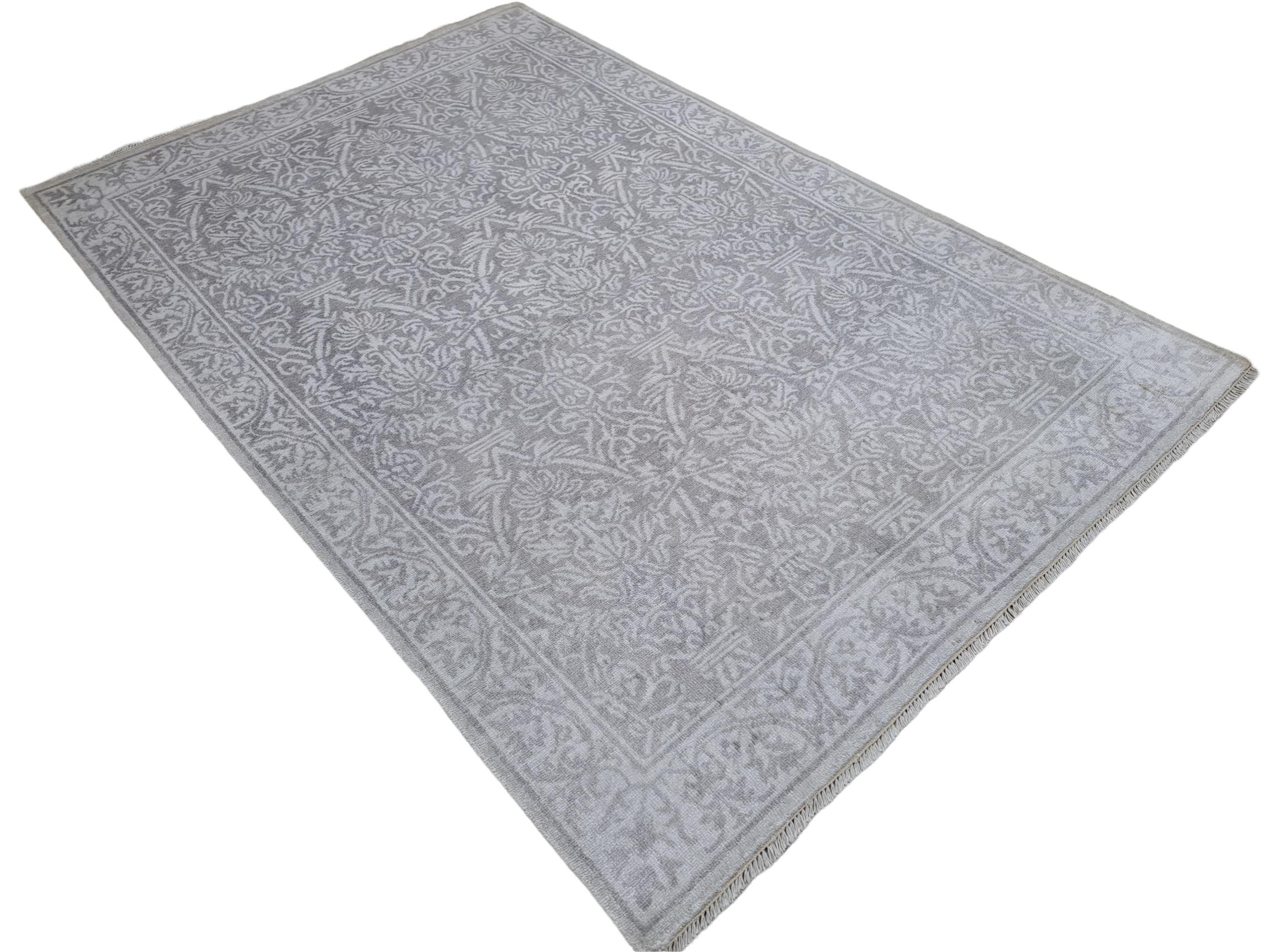 Verschönern Sie Ihren Wohnraum mit unserem modernen, handgeknüpften Seidenteppich, der von erfahrenen Kunsthandwerkern in Indien aus 100 % natürlicher Seide hergestellt wird. Dieser brandneue, zeitgemäße Teppich vereint Luxus, Weichheit und