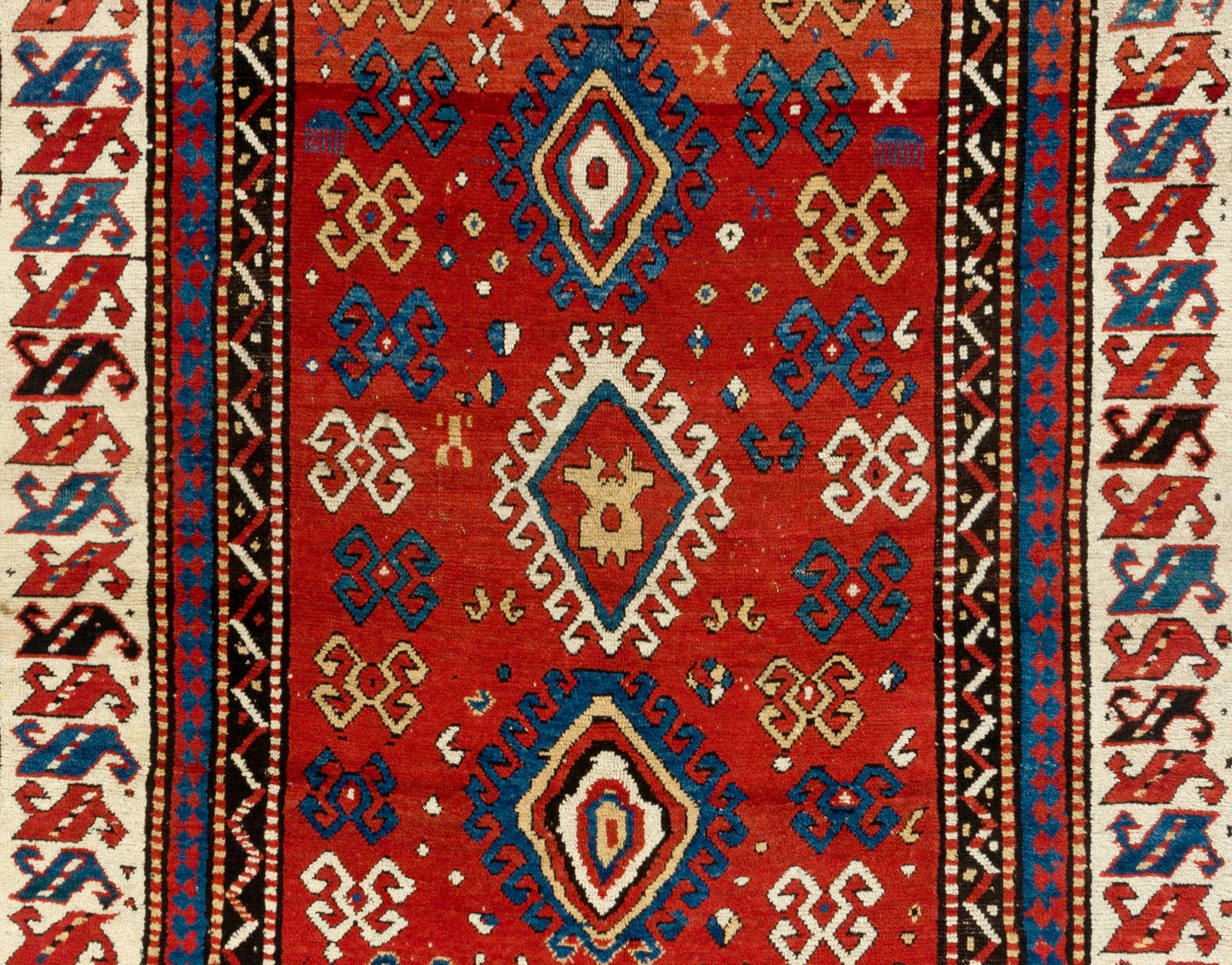 Antiker kaukasischer Kazak-Teppich mit 5.6x8 Fuß, um 1850. Natürliche Farbstoffe. Ausgezeichneter Condit (Handgeknüpft) im Angebot