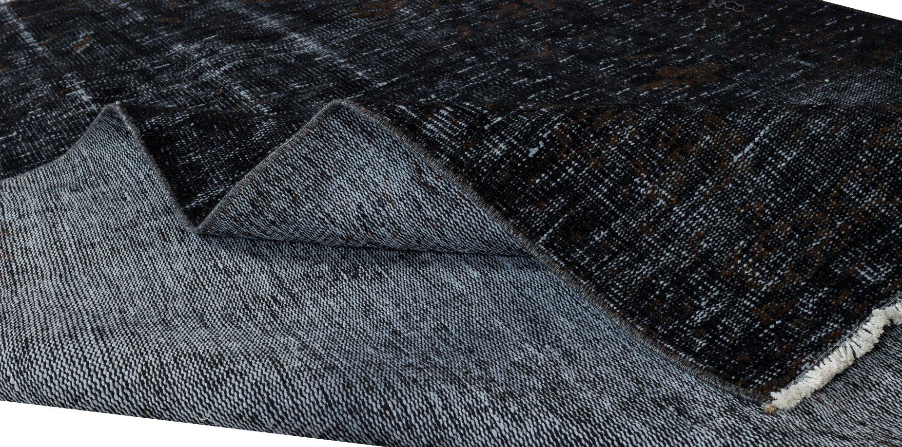 Moderne Tapis turc contemporain teinté à la main en noir, tapis artisanal vintage en vente