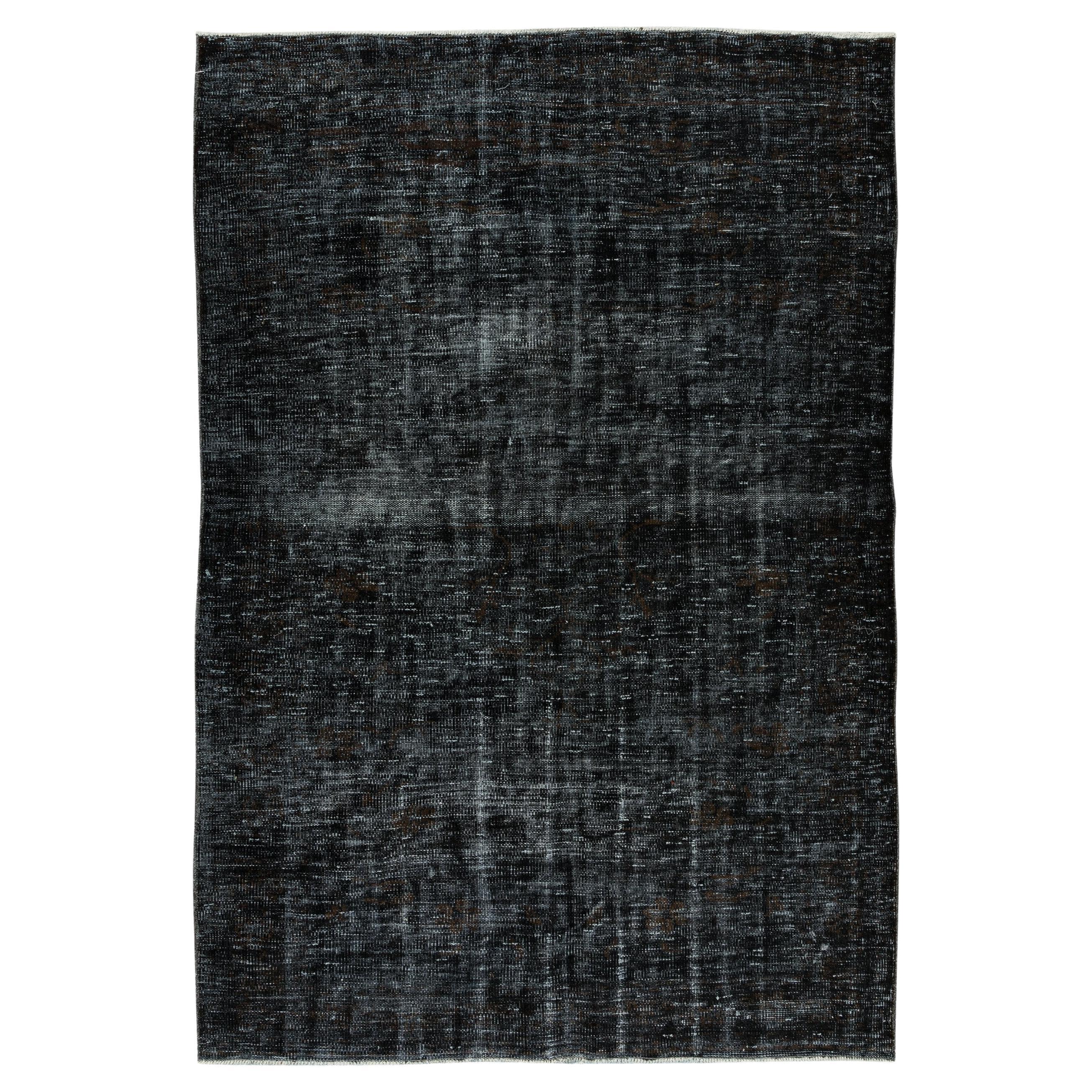 Tapis turc contemporain teinté à la main en noir, tapis artisanal vintage