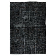 Zeitgenössischer türkischer Over-Dyed-Teppich in Schwarz, handgefertigt