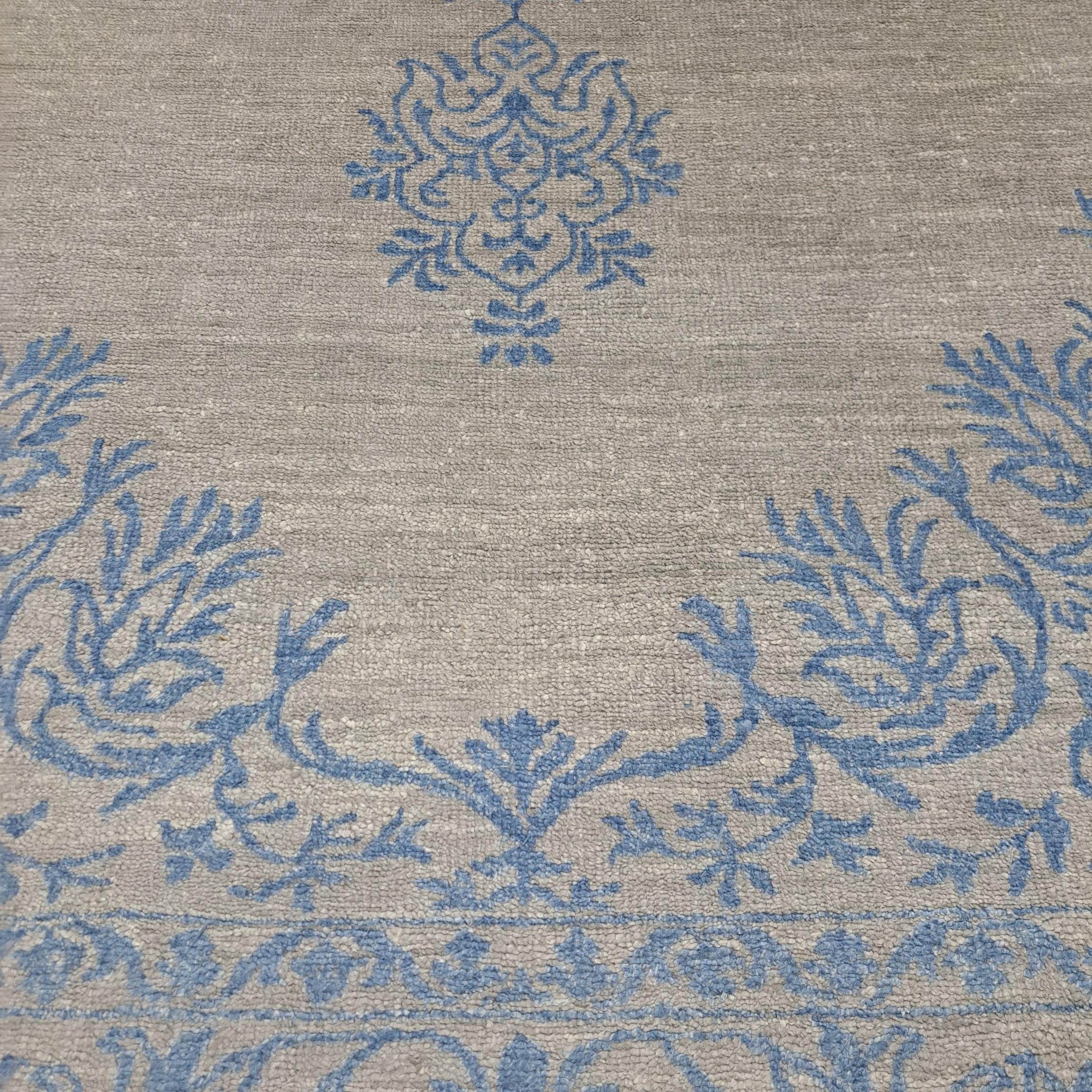 Verschönern Sie Ihren Wohnraum mit unserem modernen, handgeknüpften Seidenteppich, der von erfahrenen Kunsthandwerkern in Indien aus 100 % natürlicher Seide gefertigt wird. Dieser brandneue, zeitgemäße Teppich vereint Luxus, Weichheit und