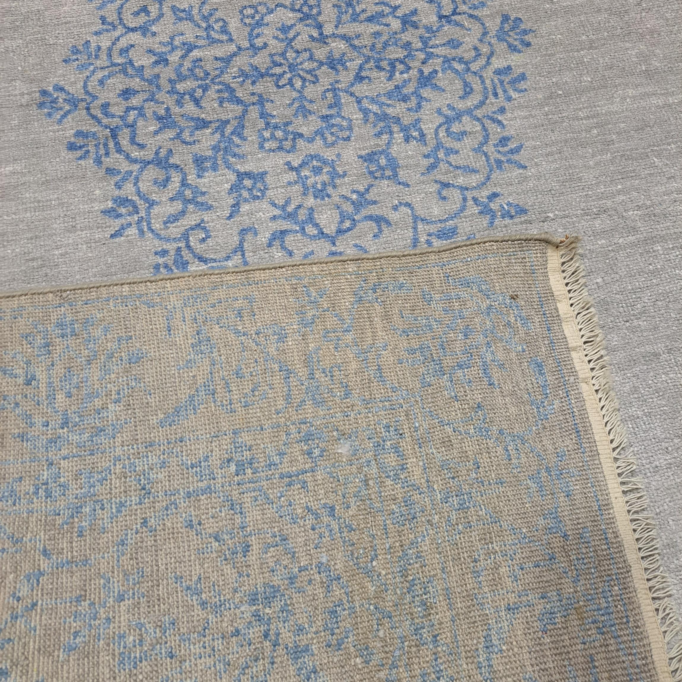 5.6x8 Ft handgeknüpfter Vorleger für zeitgenössisches Wohnzimmer. 100% reine Seide (Indisch) im Angebot