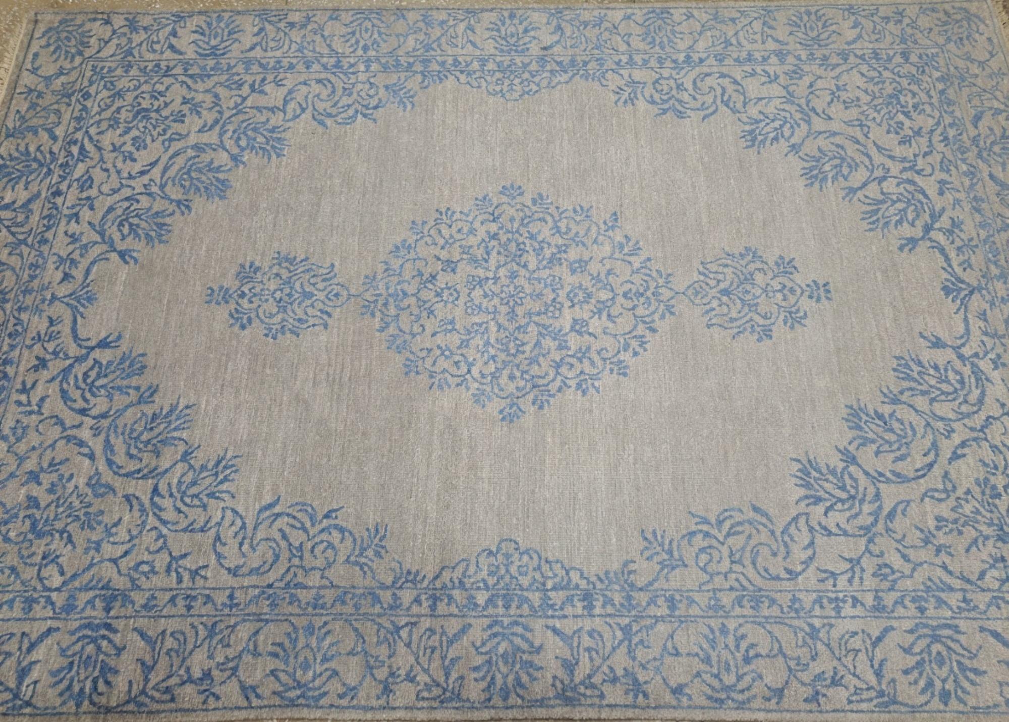 5.6x8 Ft handgeknüpfter Vorleger für zeitgenössisches Wohnzimmer. 100% reine Seide im Angebot 1