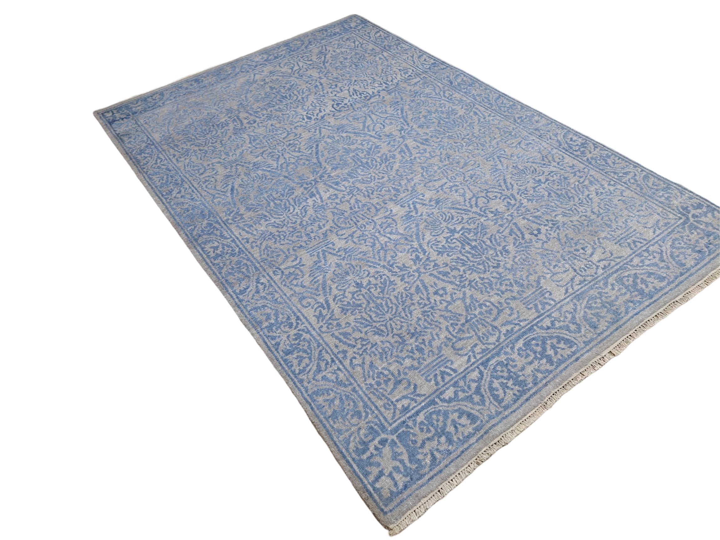 Verschönern Sie Ihren Wohnraum mit unserem modernen, handgeknüpften Seidenteppich, der von erfahrenen Kunsthandwerkern in Indien aus 100 % natürlicher Seide hergestellt wird. Dieser brandneue, zeitgemäße Teppich vereint Luxus, Weichheit und