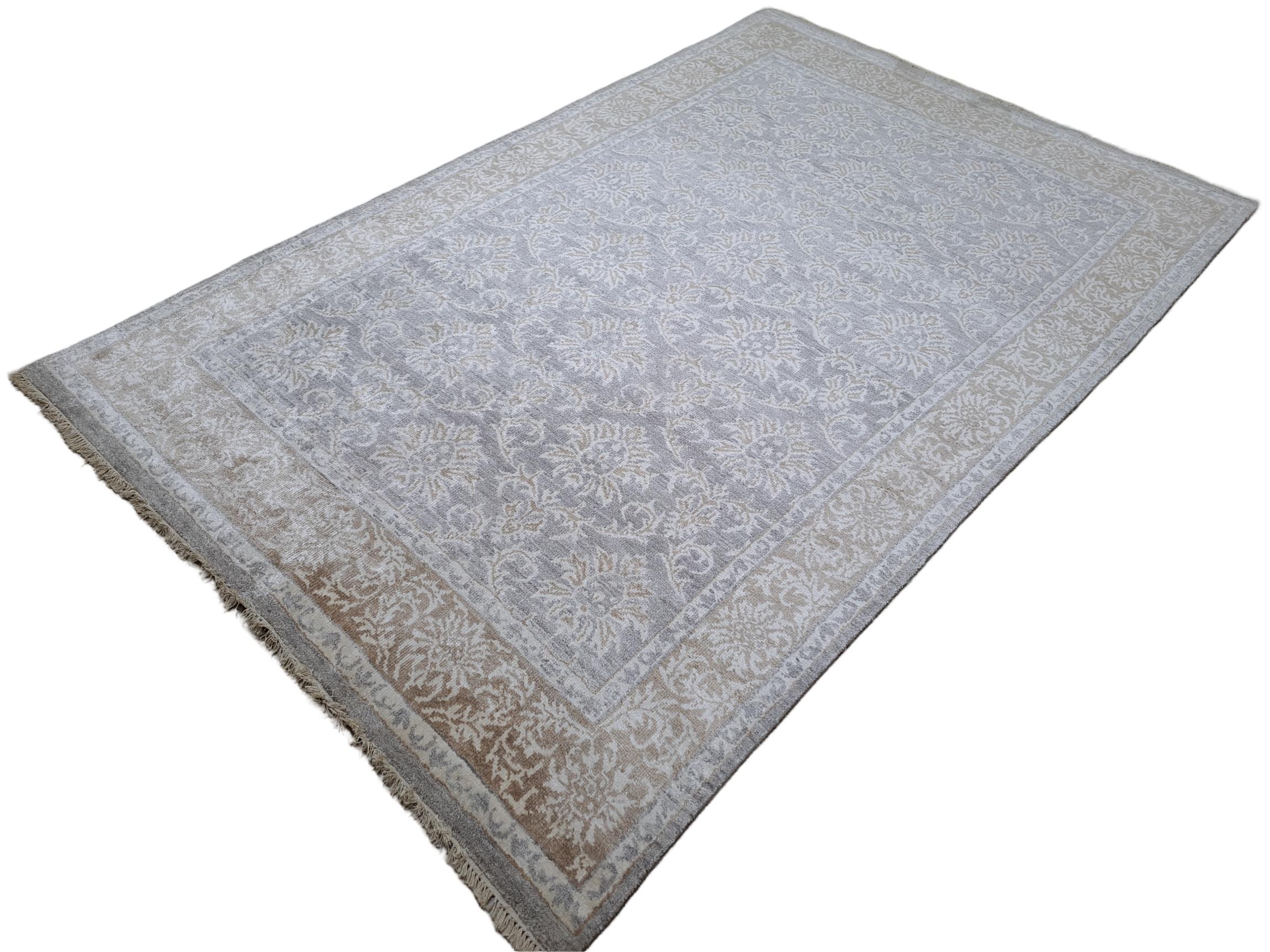 Moderno 5.6x8 Ft Tappeto moderno annodato a mano. Tappeto in pura seta. Dimensioni personalizzate disponibili in vendita