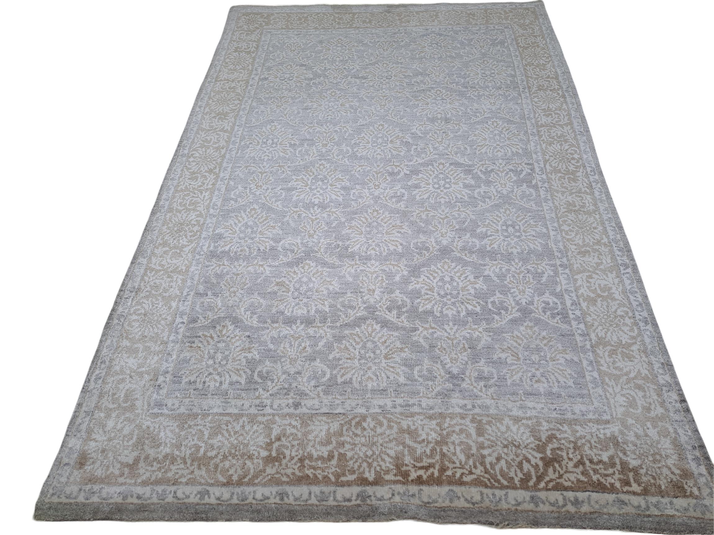 Indiano 5.6x8 Ft Tappeto moderno annodato a mano. Tappeto in pura seta. Dimensioni personalizzate disponibili in vendita