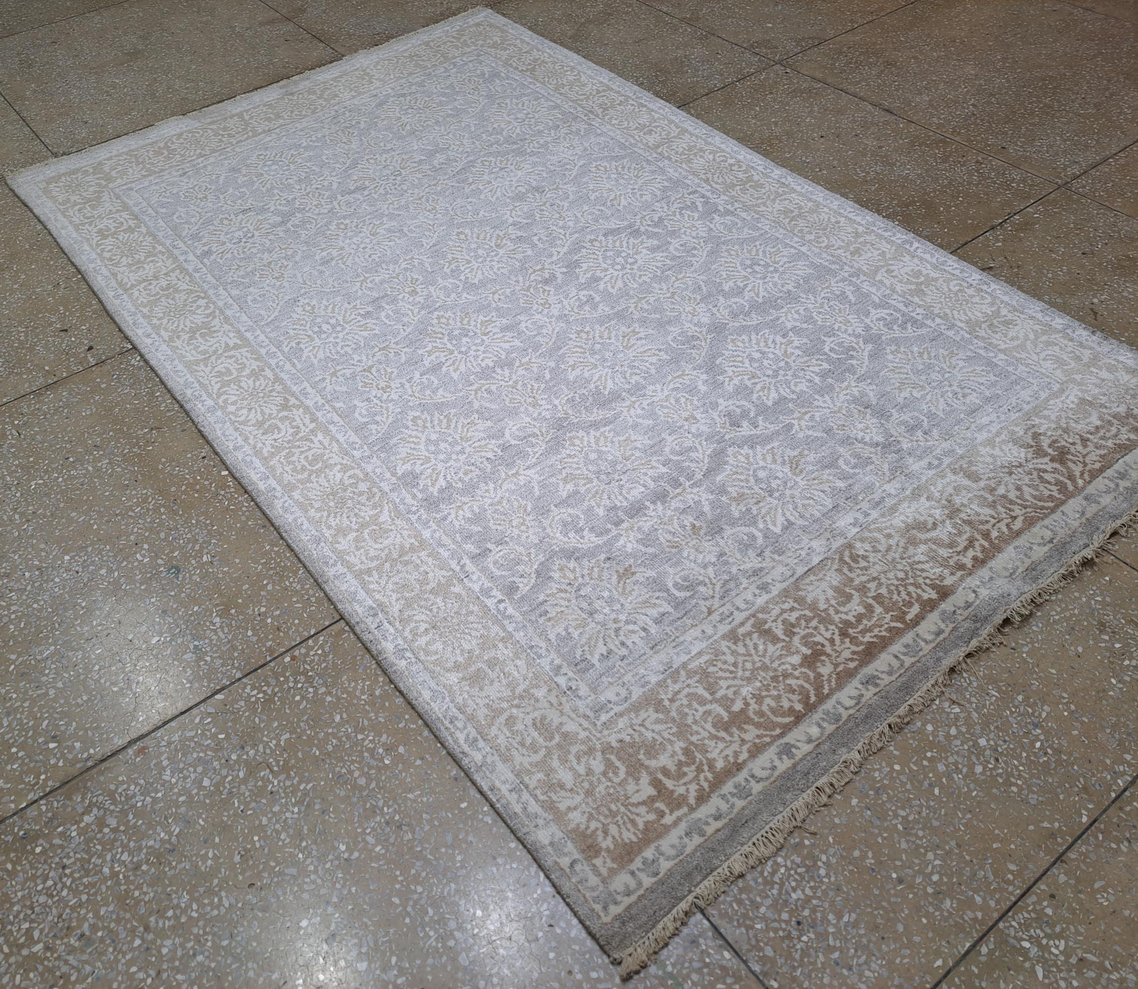 Annodato a mano 5.6x8 Ft Tappeto moderno annodato a mano. Tappeto in pura seta. Dimensioni personalizzate disponibili in vendita