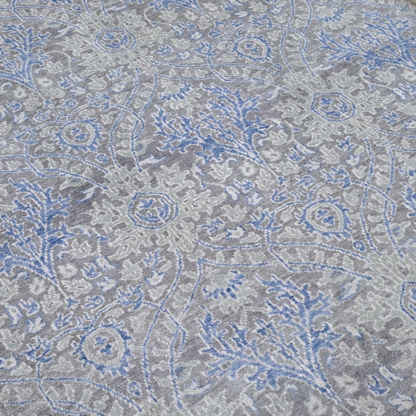 Verschönern Sie Ihren Wohnbereich mit unserem modernen, handgeknüpften Teppich, der von geschickten Kunsthandwerkern in Indien aus einer luxuriösen Mischung aus 100 % natürlicher Wolle und Seide hergestellt wird. Dieser brandneue, zeitgemäße Teppich