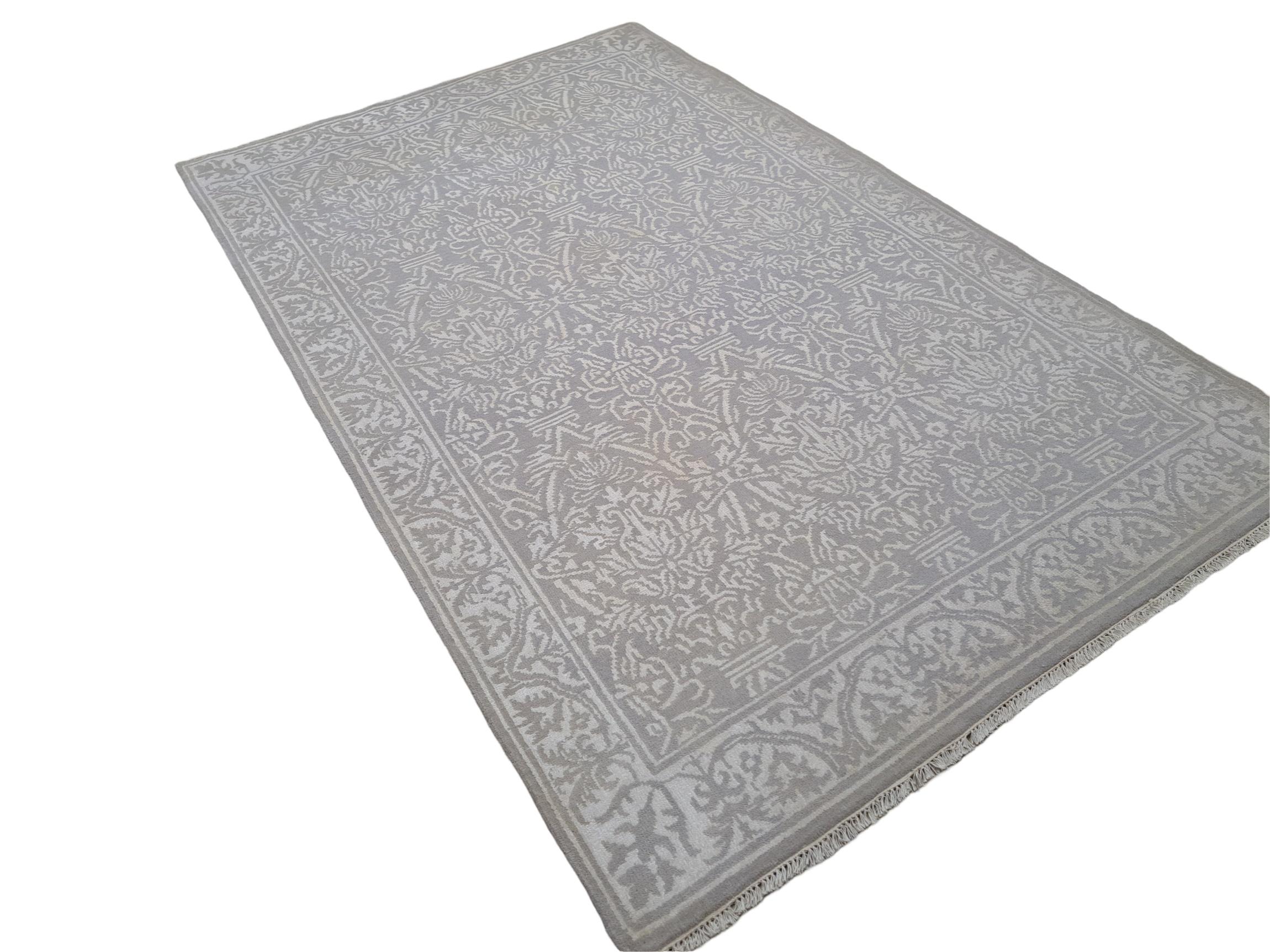 Verschönern Sie Ihren Wohnbereich mit unserem modernen, handgeknüpften Teppich, der von geschickten Kunsthandwerkern in Indien aus einer luxuriösen Mischung aus 100 % natürlicher Wolle und Seide hergestellt wird. Dieser brandneue, zeitgemäße Teppich