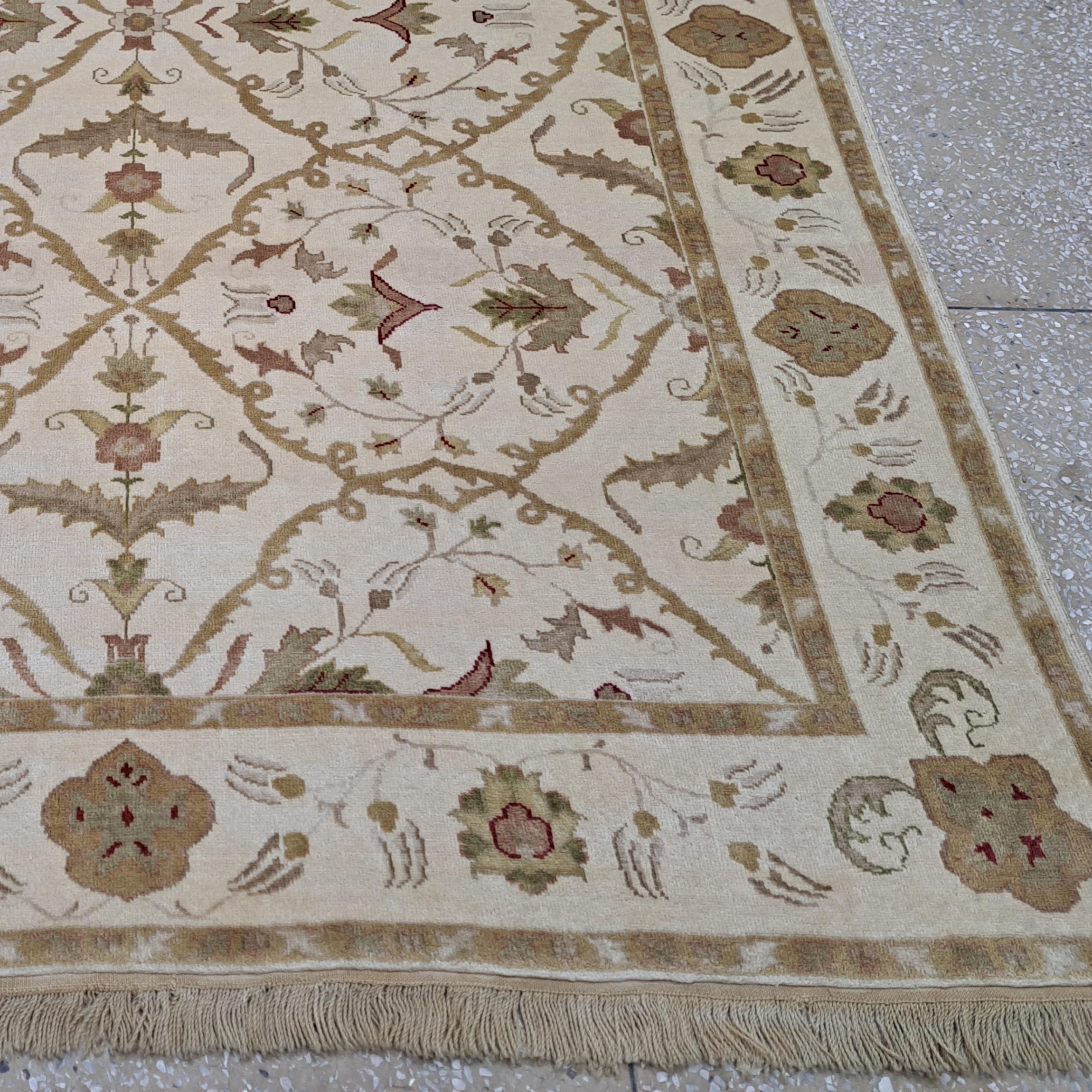 Verschönern Sie Ihren Wohnraum mit unserem modernen, handgeknüpften Teppich, der von geschickten Kunsthandwerkern in Indien aus 100% natürlicher Wolle hergestellt wird. Dieser brandneue, moderne Teppich bietet außergewöhnliche Weichheit,