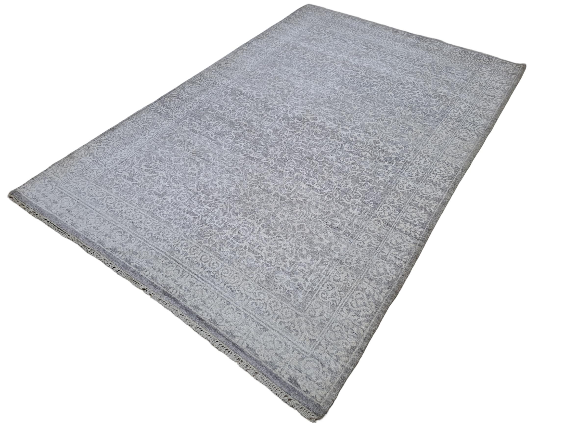 Verschönern Sie Ihren Wohnraum mit unserem modernen, handgeknüpften Seidenteppich, der von erfahrenen Kunsthandwerkern in Indien aus 100 % natürlicher Seide hergestellt wird. Dieser brandneue, zeitgemäße Teppich vereint Luxus, Weichheit und