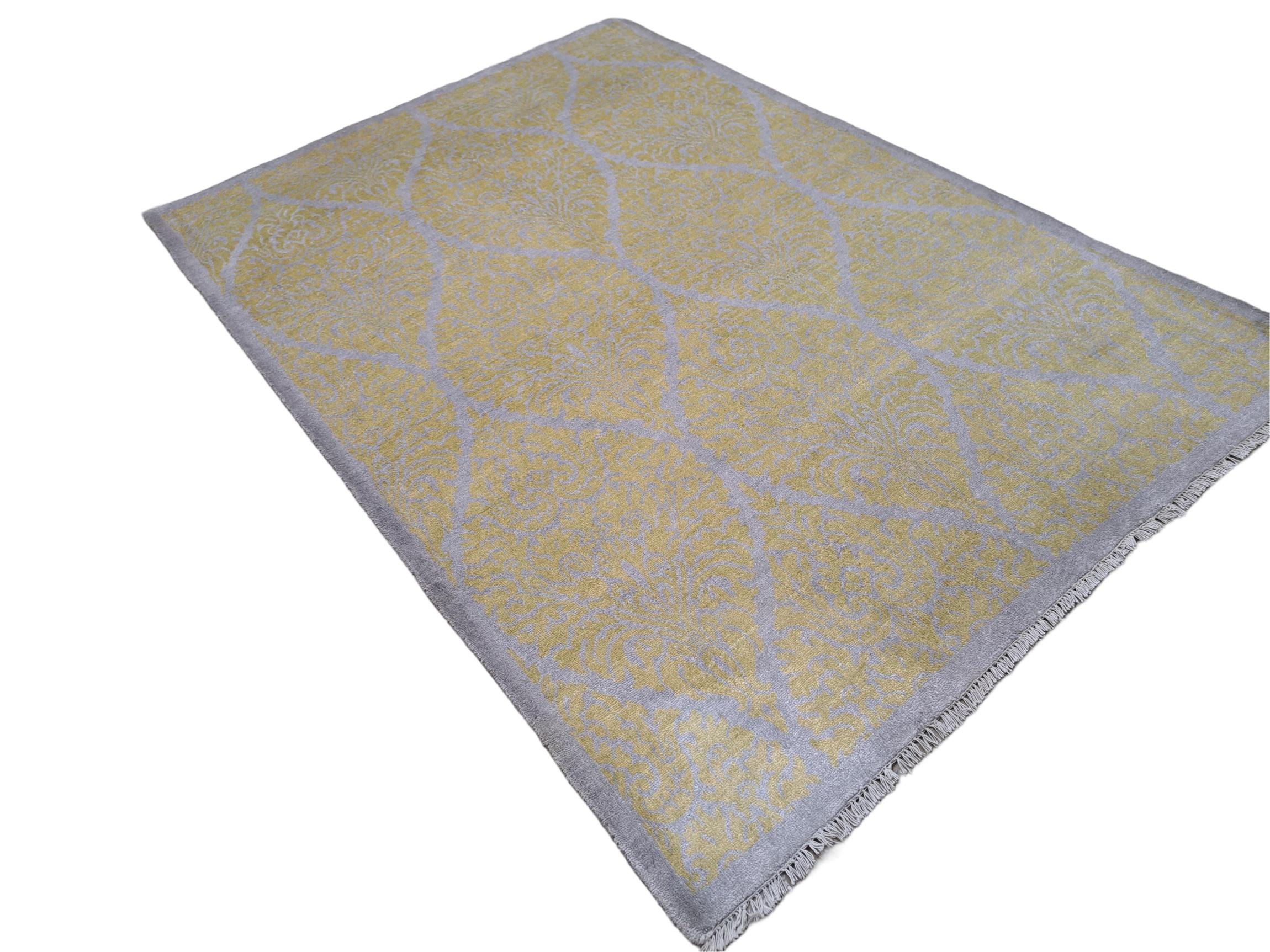 Verschönern Sie Ihren Wohnraum mit unserem modernen, handgeknüpften Seidenteppich, der von erfahrenen Kunsthandwerkern in Indien aus 100 % natürlicher Seide hergestellt wird. Dieser brandneue, zeitgemäße Teppich vereint Luxus, Weichheit und