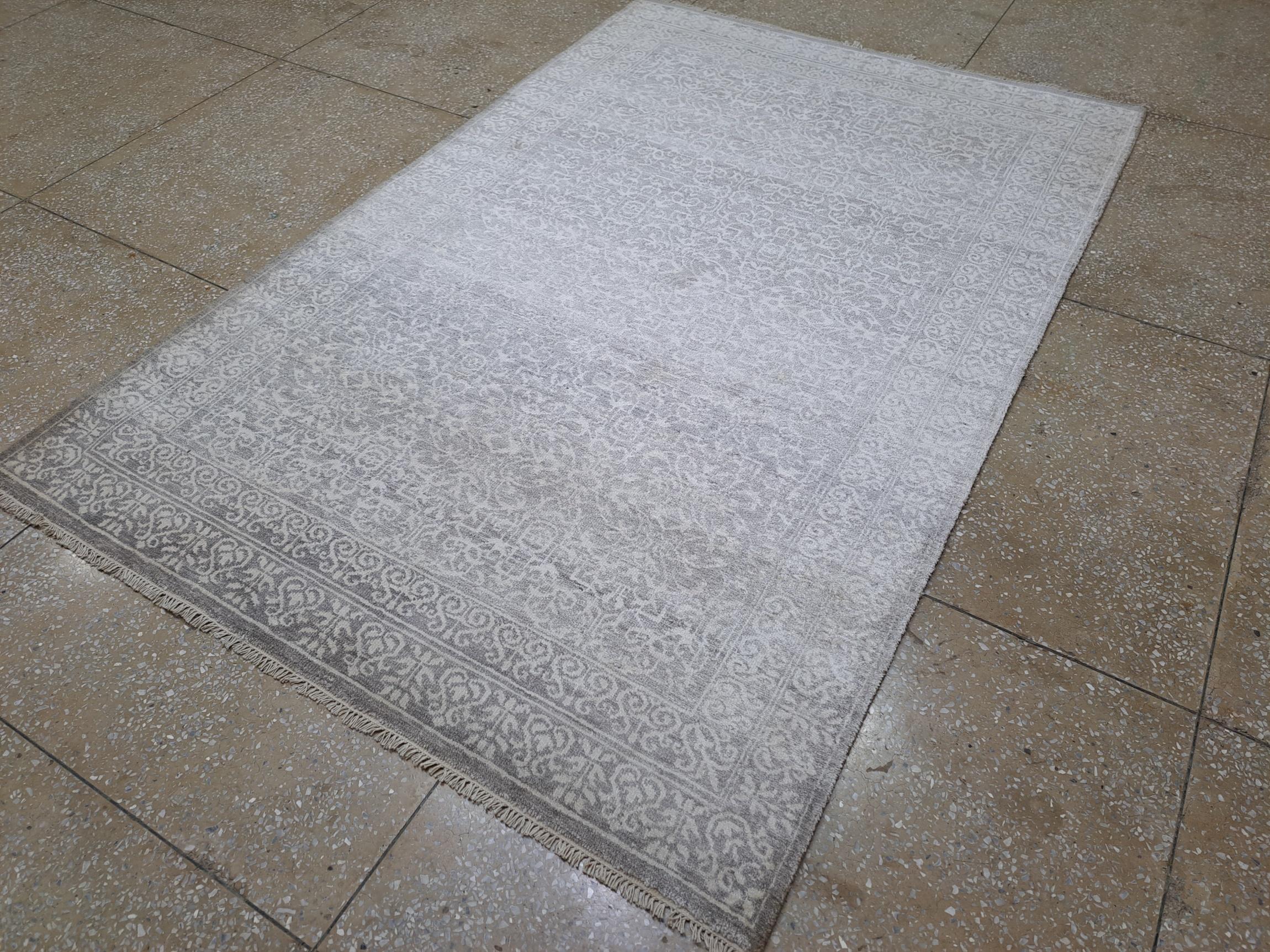 5.6x8 Ft Reiner Seidenteppich, handgefertigt. Handgeknüpfter Teppich für modernes Wohnzimmer (21. Jahrhundert und zeitgenössisch) im Angebot