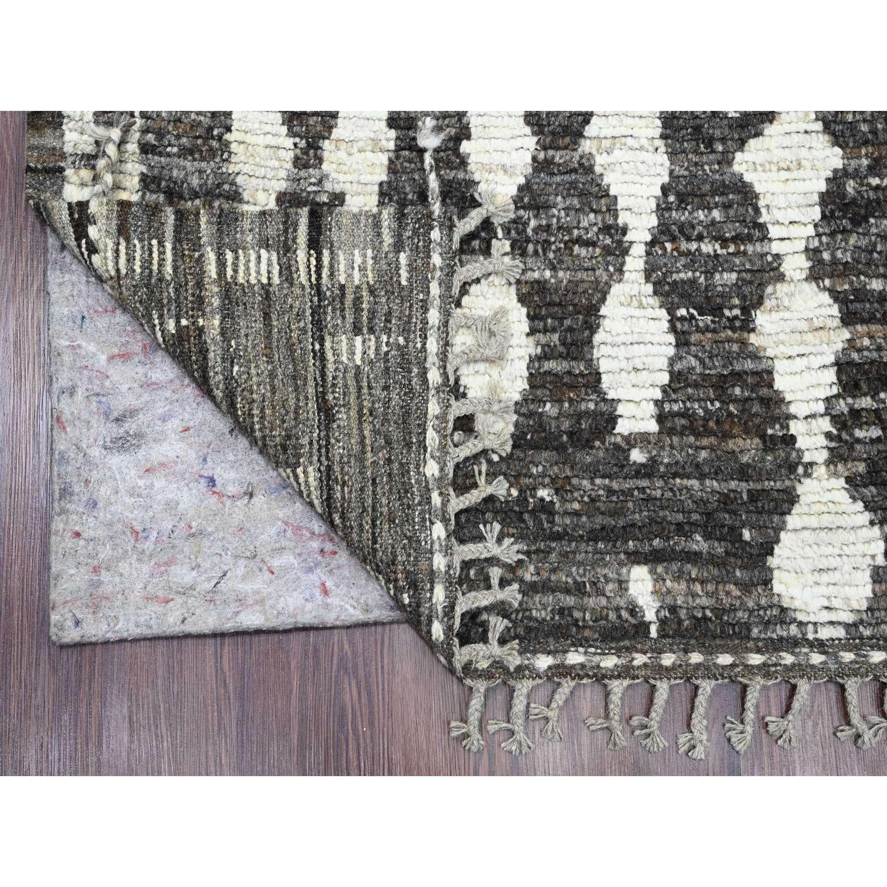 Gris galet, tissage marocain à motifs géométriques, ton sur ton, noué à la main, laine douce, poils texturés, tapis d'Orient
Matières premières : Laine
Latex : Pas de poils 
hauteur : 0,25 pouces
Style : Traditionnel
Couleur primaire : Gris
Couleurs