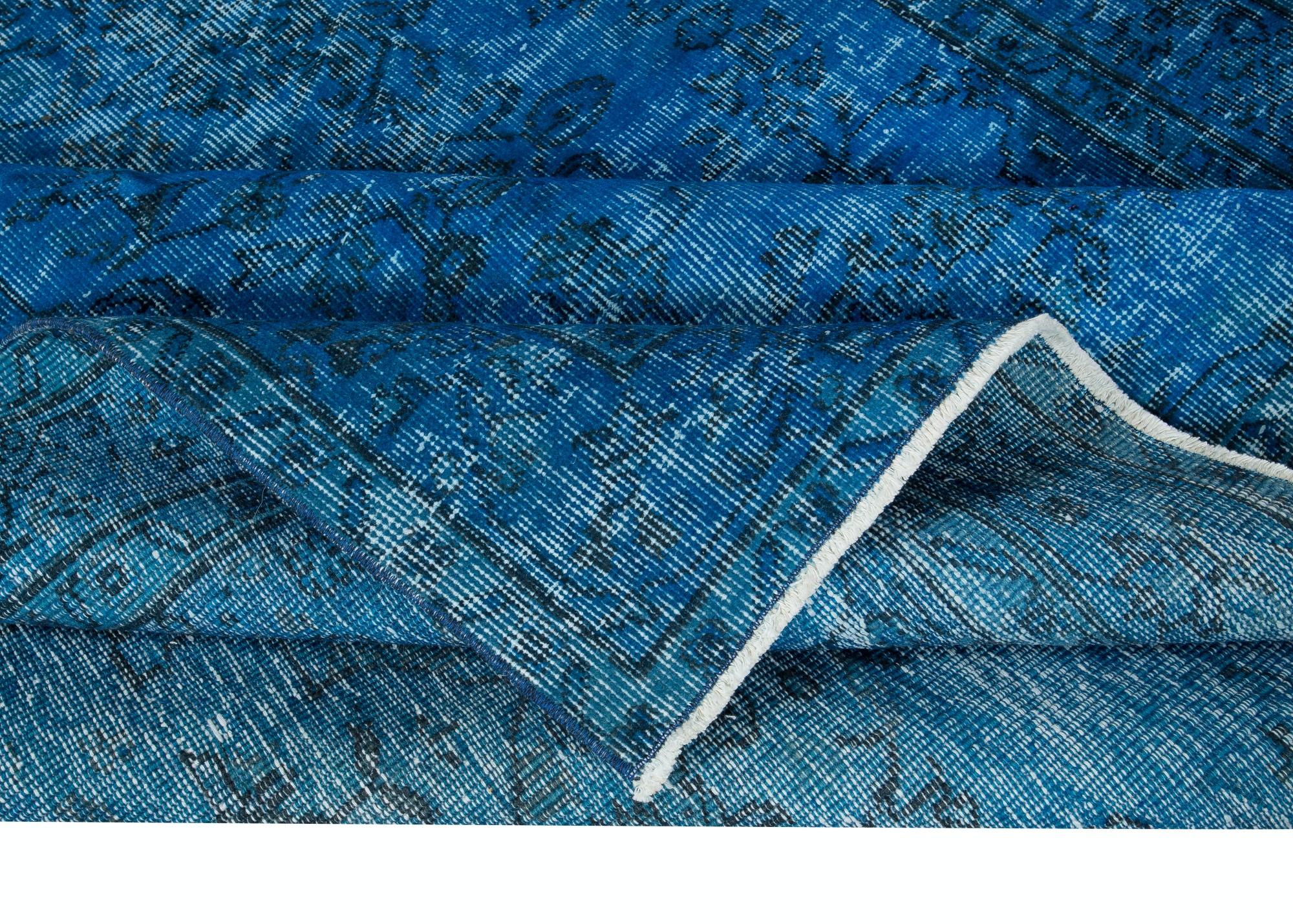 5.6x8.2 Ft Handgefertigter blauer Teppich aus der Türkei, moderner anatolischer Wollteppich (Handgeknüpft) im Angebot