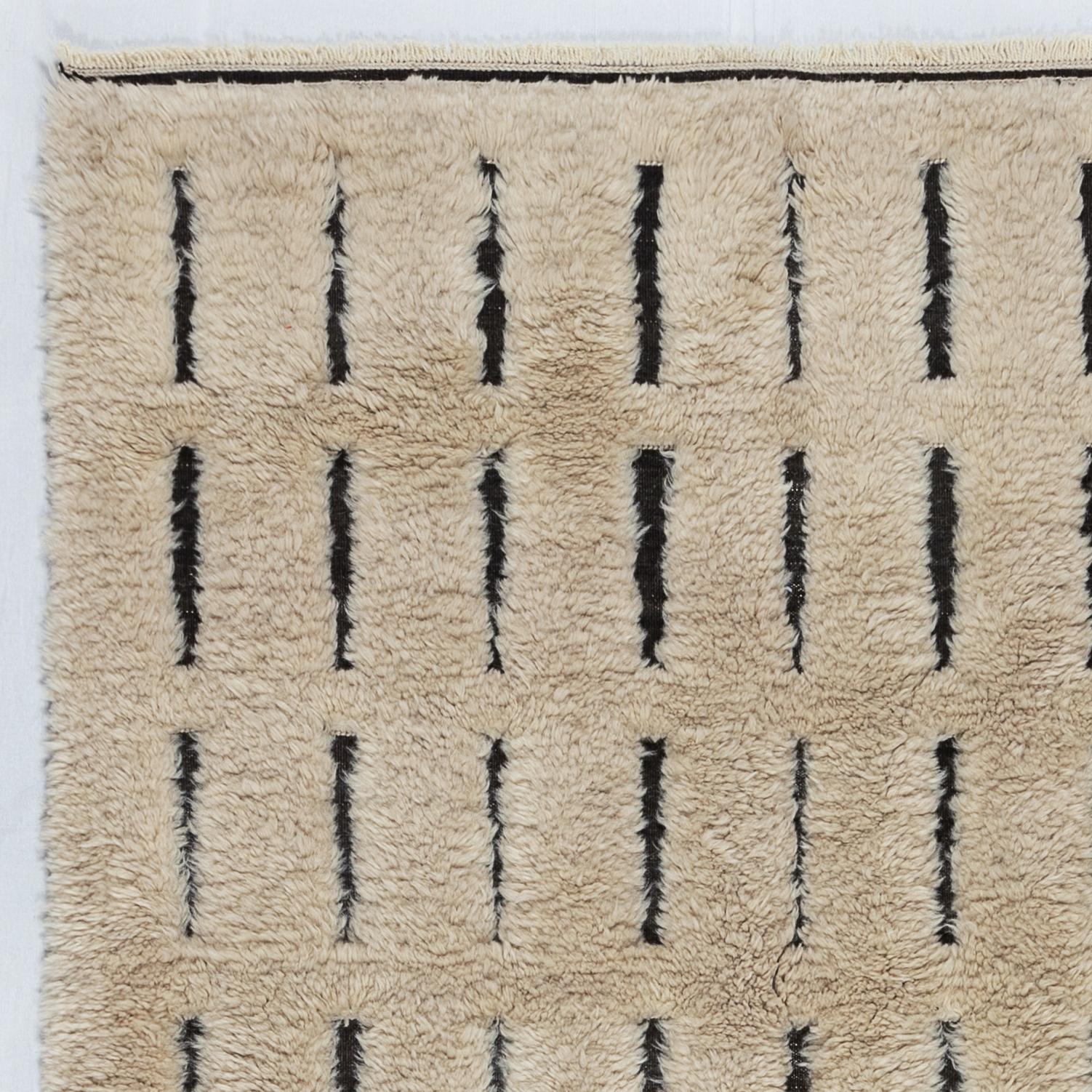 5.6x8.3 Ft Handmade High and Low Pile Tulu Rug. Modern Turkish Shaggy Carpet In New Condition For Sale In Spring Valley, NY