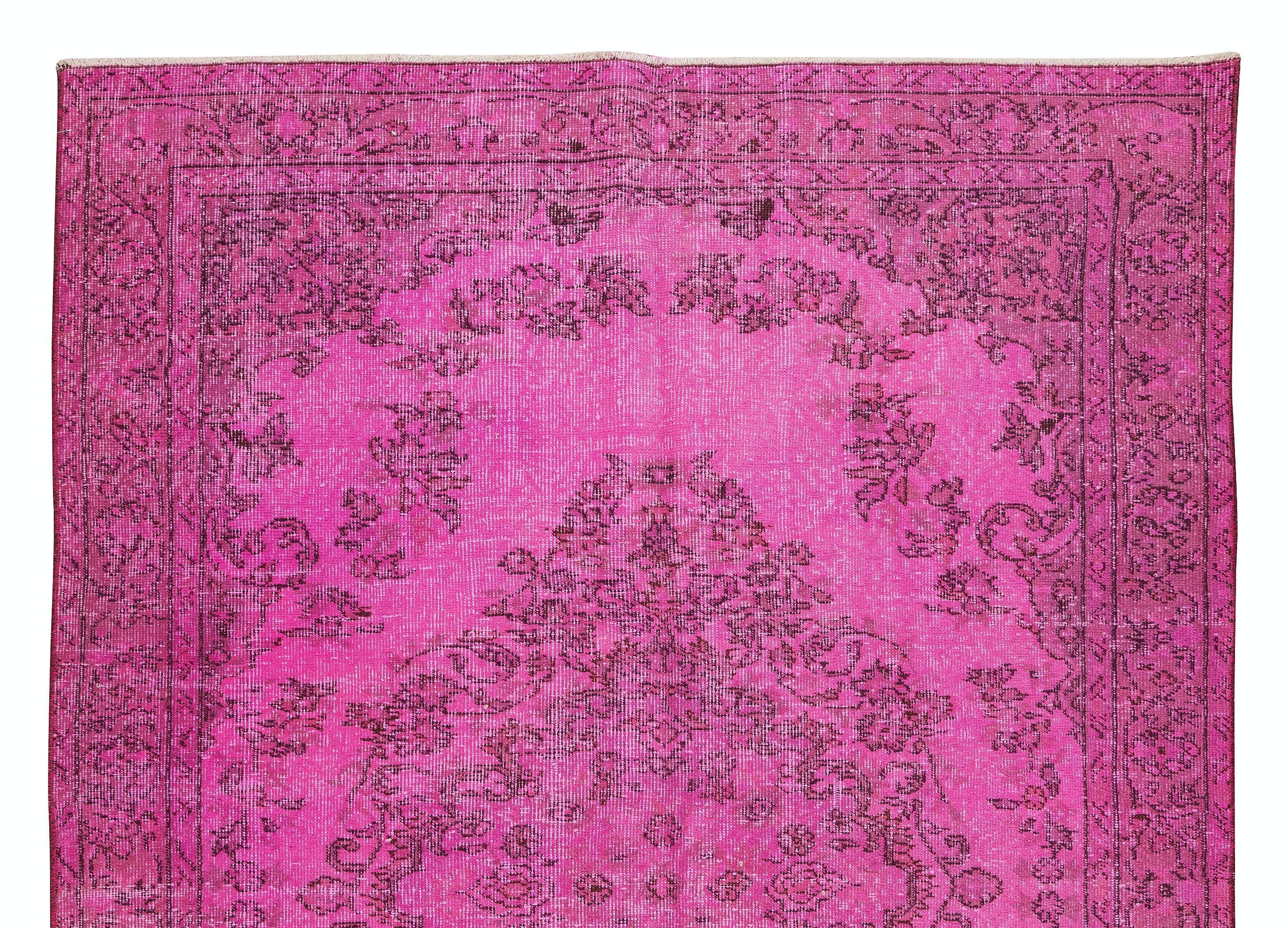 Turc Tapis turc vintage fait à la main teinté en rose avec motif de médaillon 5,6x8,3 Ft en vente