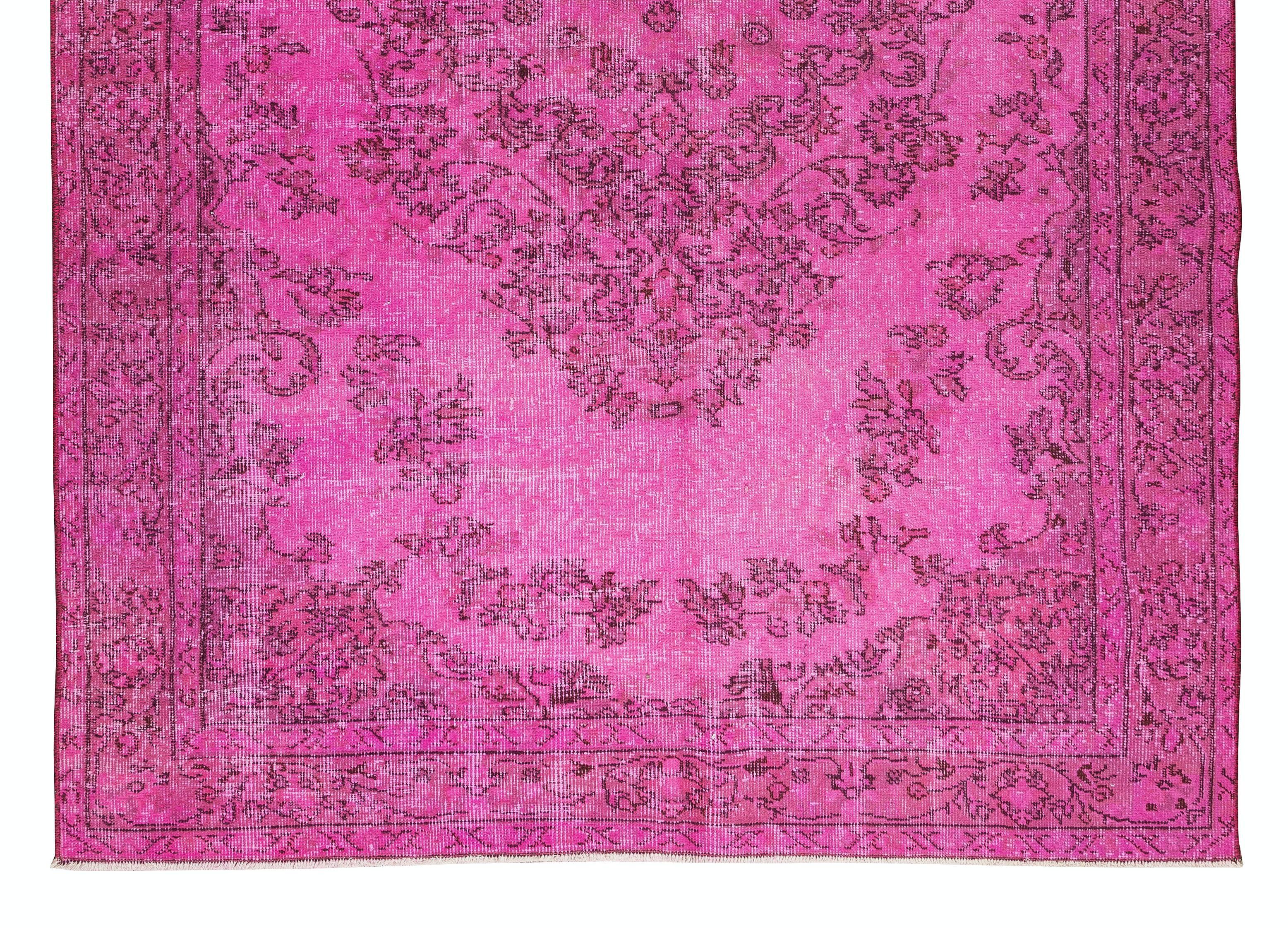 Noué à la main Tapis turc vintage fait à la main teinté en rose avec motif de médaillon 5,6x8,3 Ft en vente