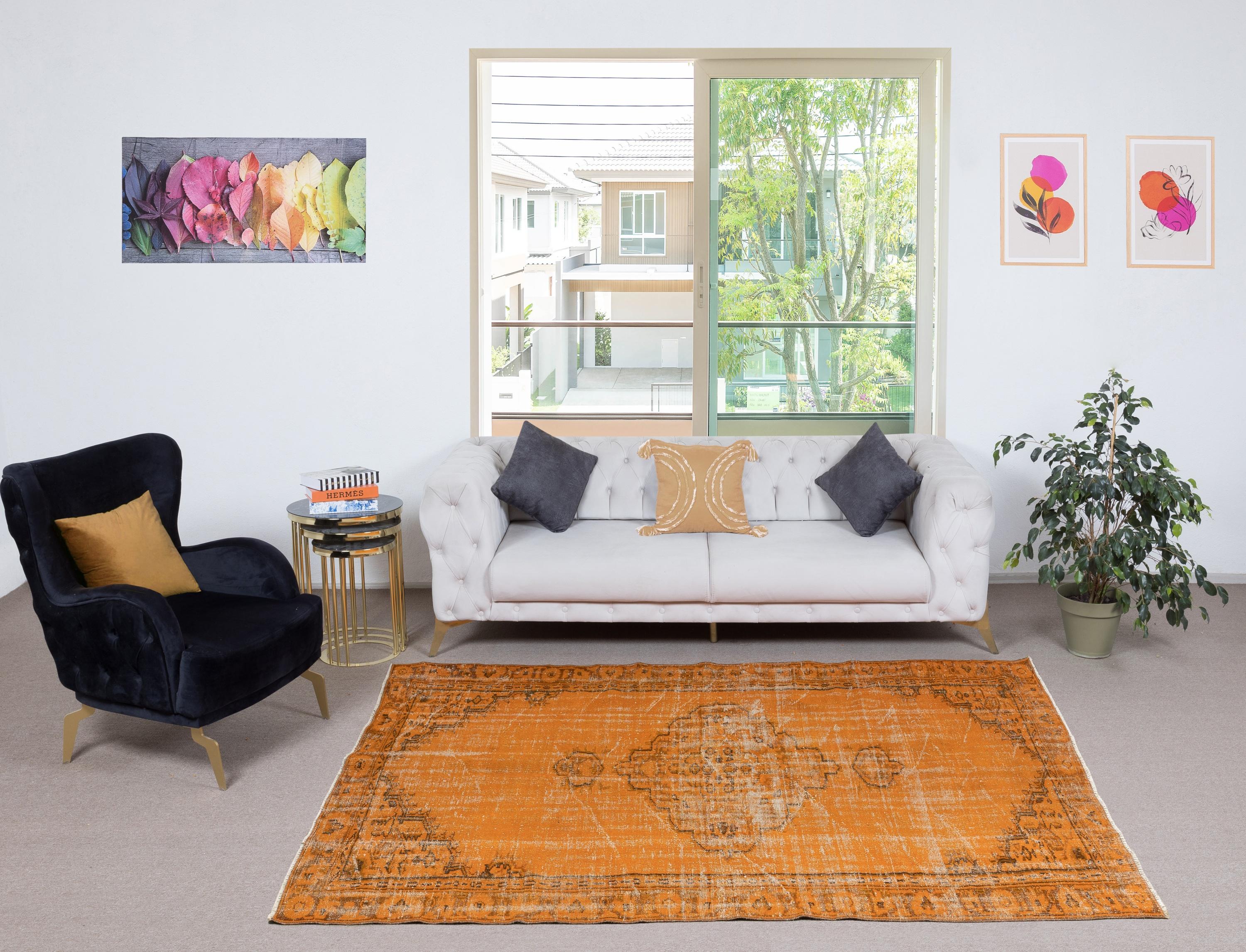 I nostri tappeti sovratinti sono tutti tappeti turchi vintage annodati a mano, accuratamente restaurati e reimmaginati nel nostro laboratorio per adattarsi a un'ampia gamma di stili di arredamento, da quello moderno e minimalista a quello costiero,