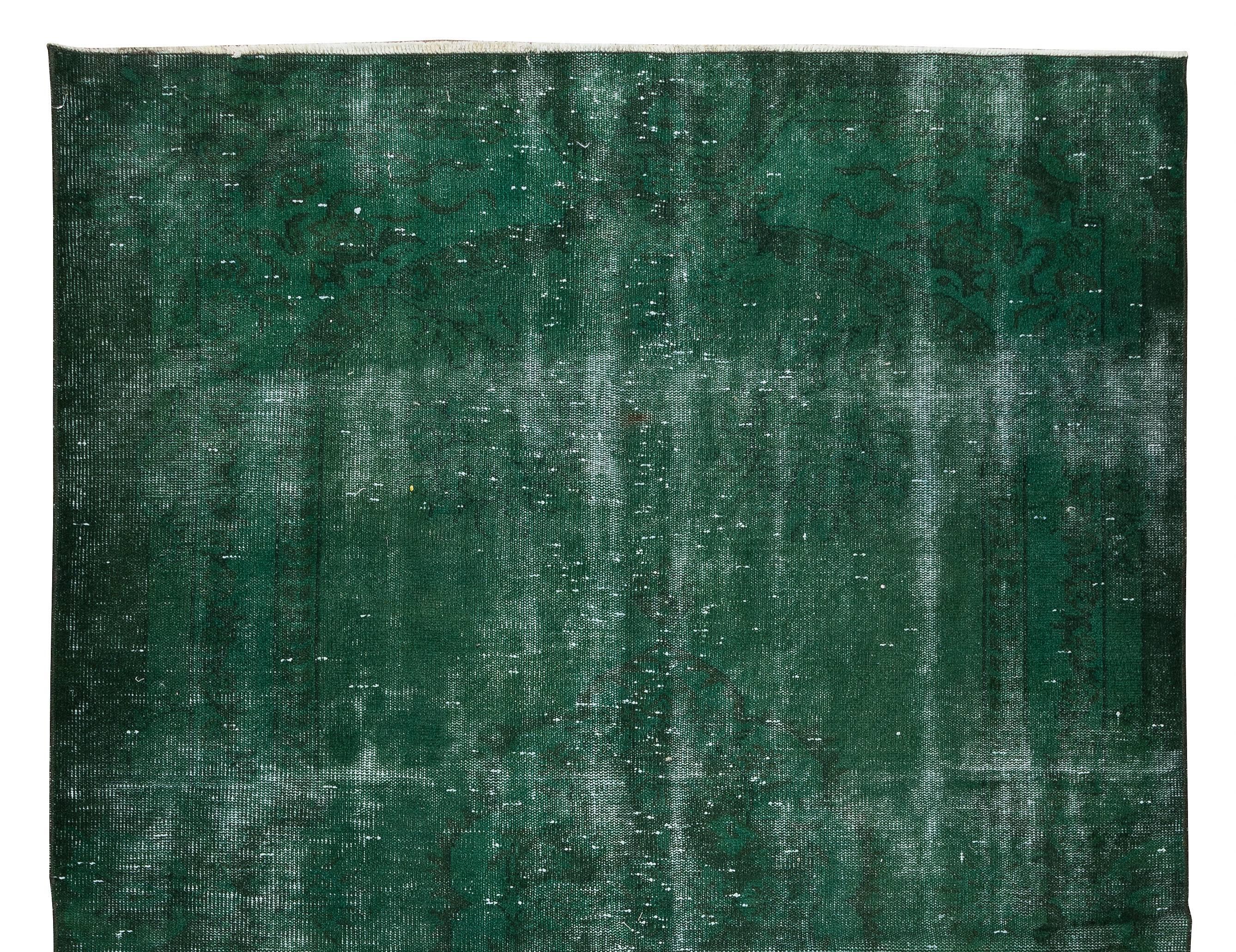 Turc 5.6x8.6 Ft Handmade Vintage Turkish Distressed Rug in Green 4 Modern Interiors en vente