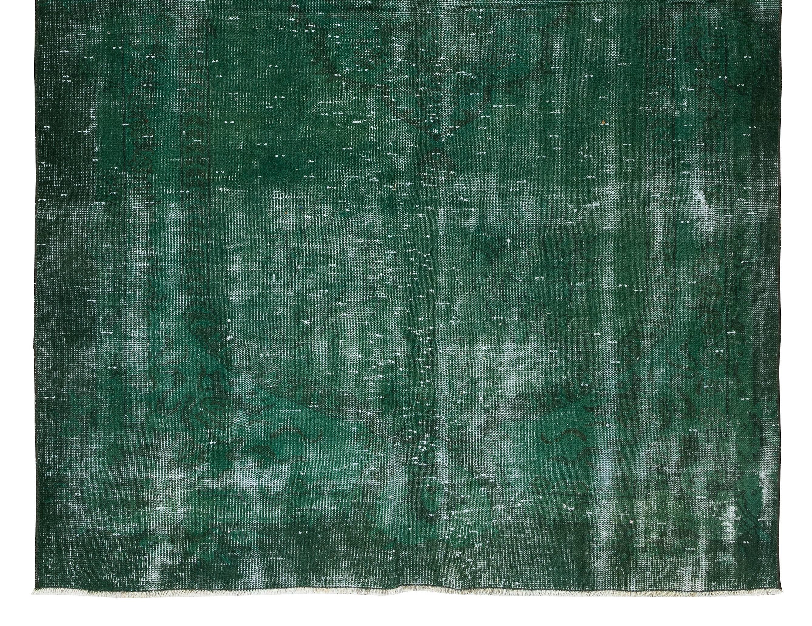 Noué à la main 5.6x8.6 Ft Handmade Vintage Turkish Distressed Rug in Green 4 Modern Interiors en vente