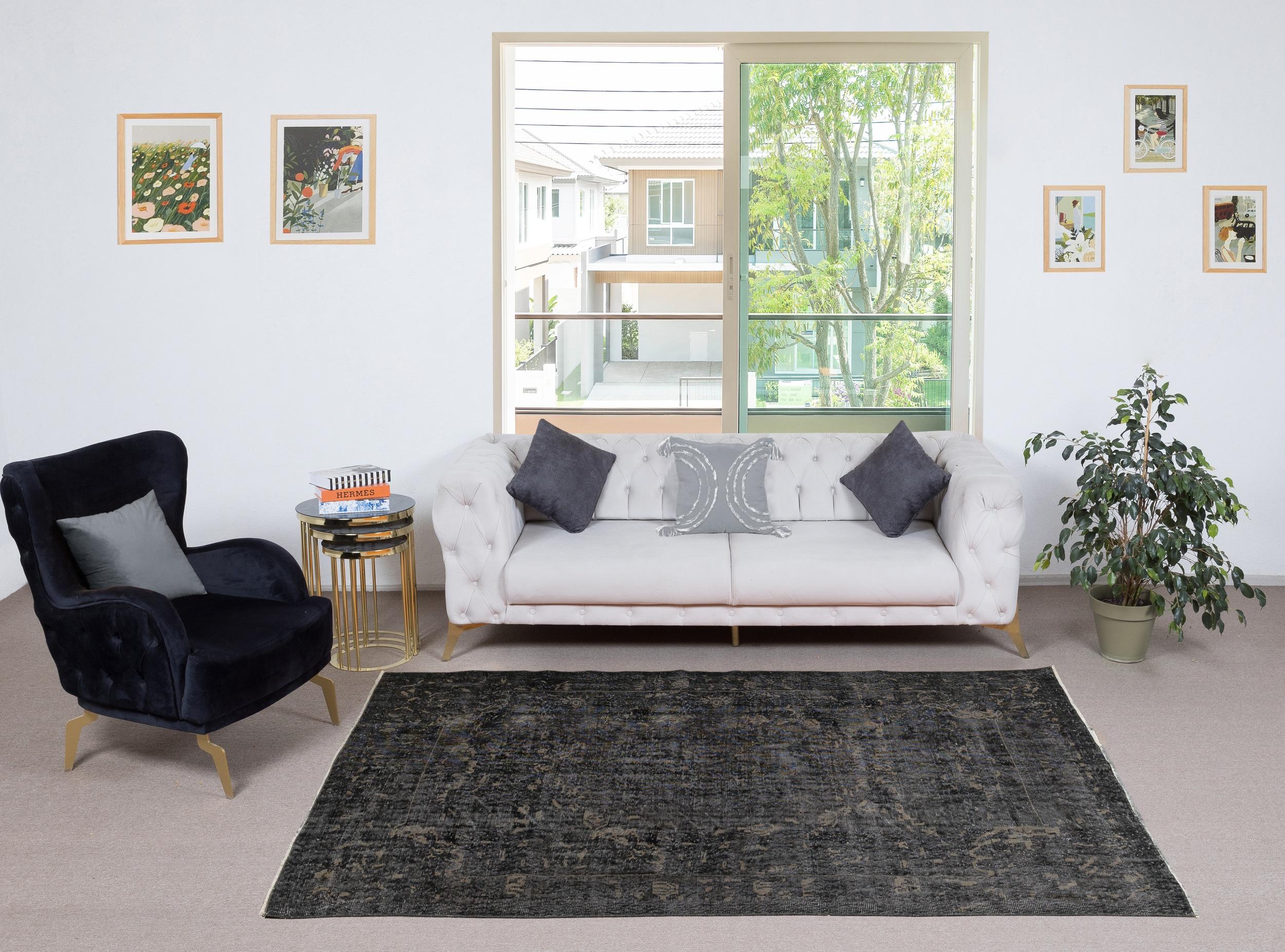 Unsere gefärbten Teppiche sind allesamt handgeknüpfte türkische Vintage-Teppiche, die in unserer Werkstatt sorgfältig restauriert und neu gestaltet wurden, damit sie zu einer breiten Palette von Einrichtungsstilen passen - von modern und