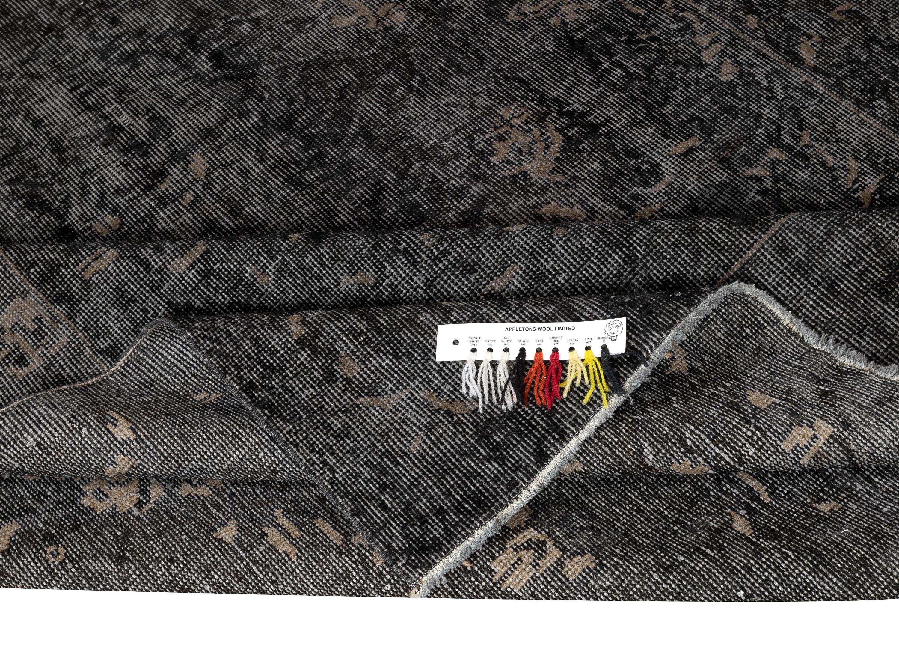 5.6x8.6 Ft Vintage Rug Overdyed in Schwarz für modernes Interieur. Handgefertigt in der Türkei (Moderne) im Angebot