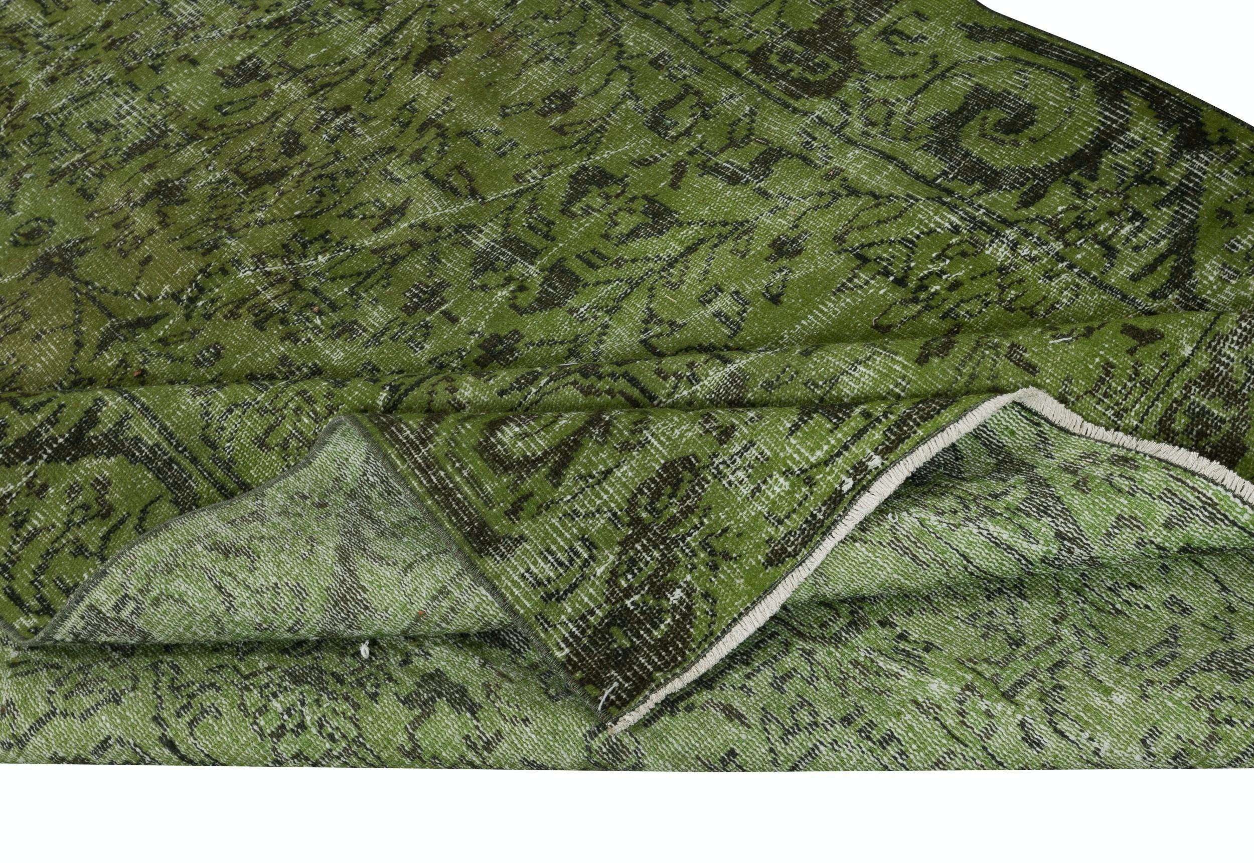 Moderno Tappeto vintage turco 5.6x8.6 Ft tinto in verde per interni moderni in vendita