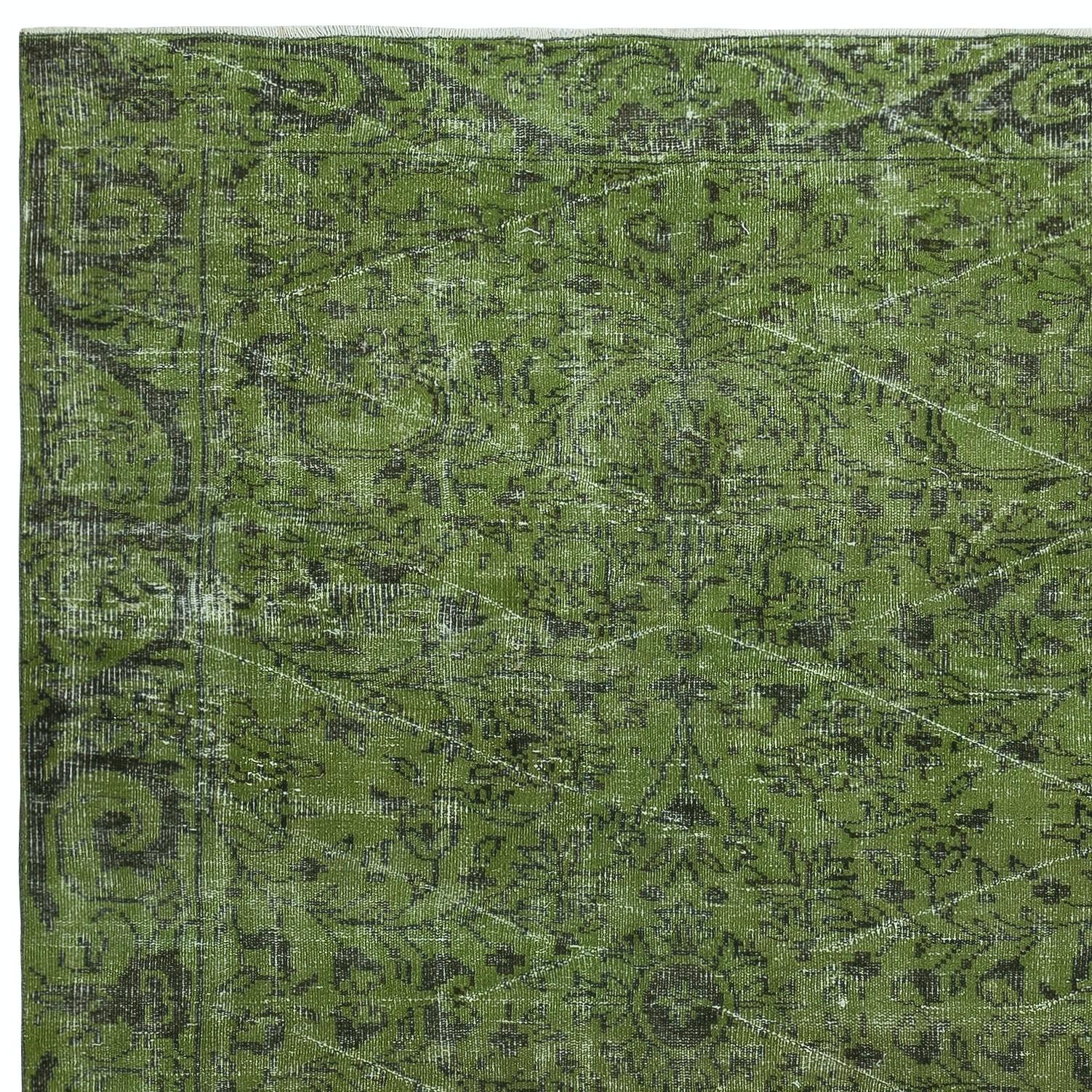 Turco Tappeto vintage turco 5.6x8.6 Ft tinto in verde per interni moderni in vendita