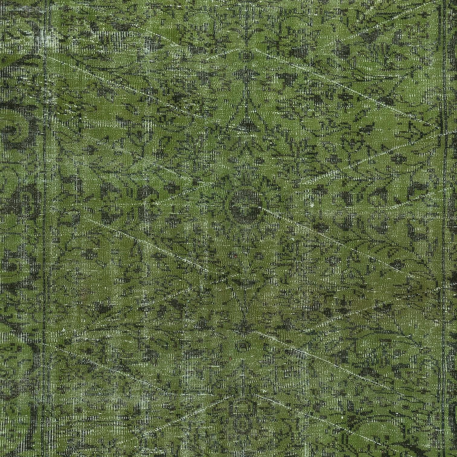 Annodato a mano Tappeto vintage turco 5.6x8.6 Ft tinto in verde per interni moderni in vendita