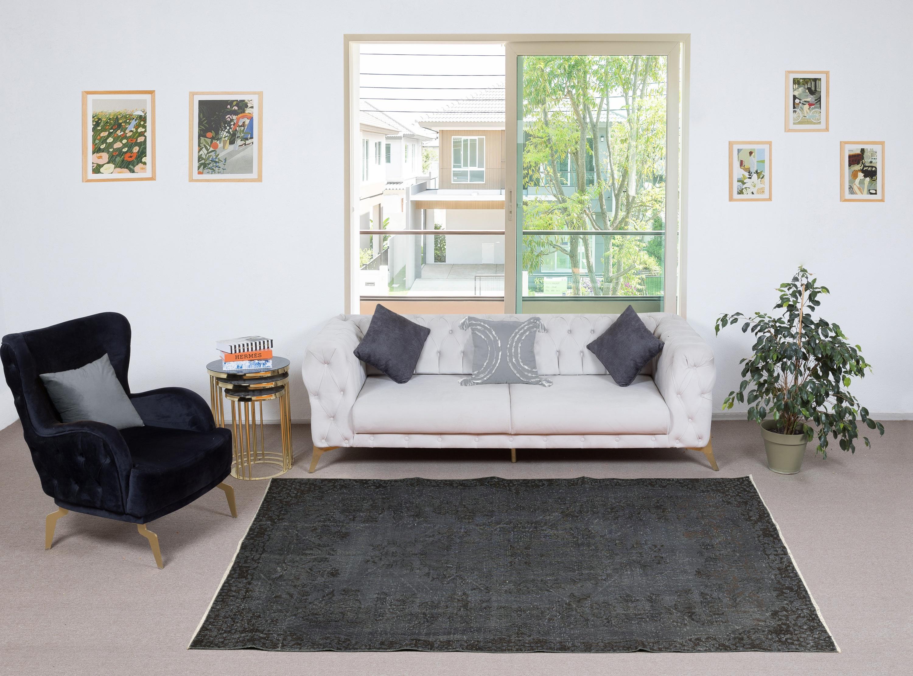 I nostri tappeti sovratinti sono tutti tappeti turchi vintage annodati a mano, accuratamente restaurati e reimmaginati nel nostro laboratorio per adattarsi a un'ampia gamma di stili di arredamento, da quello moderno e minimalista a quello costiero,