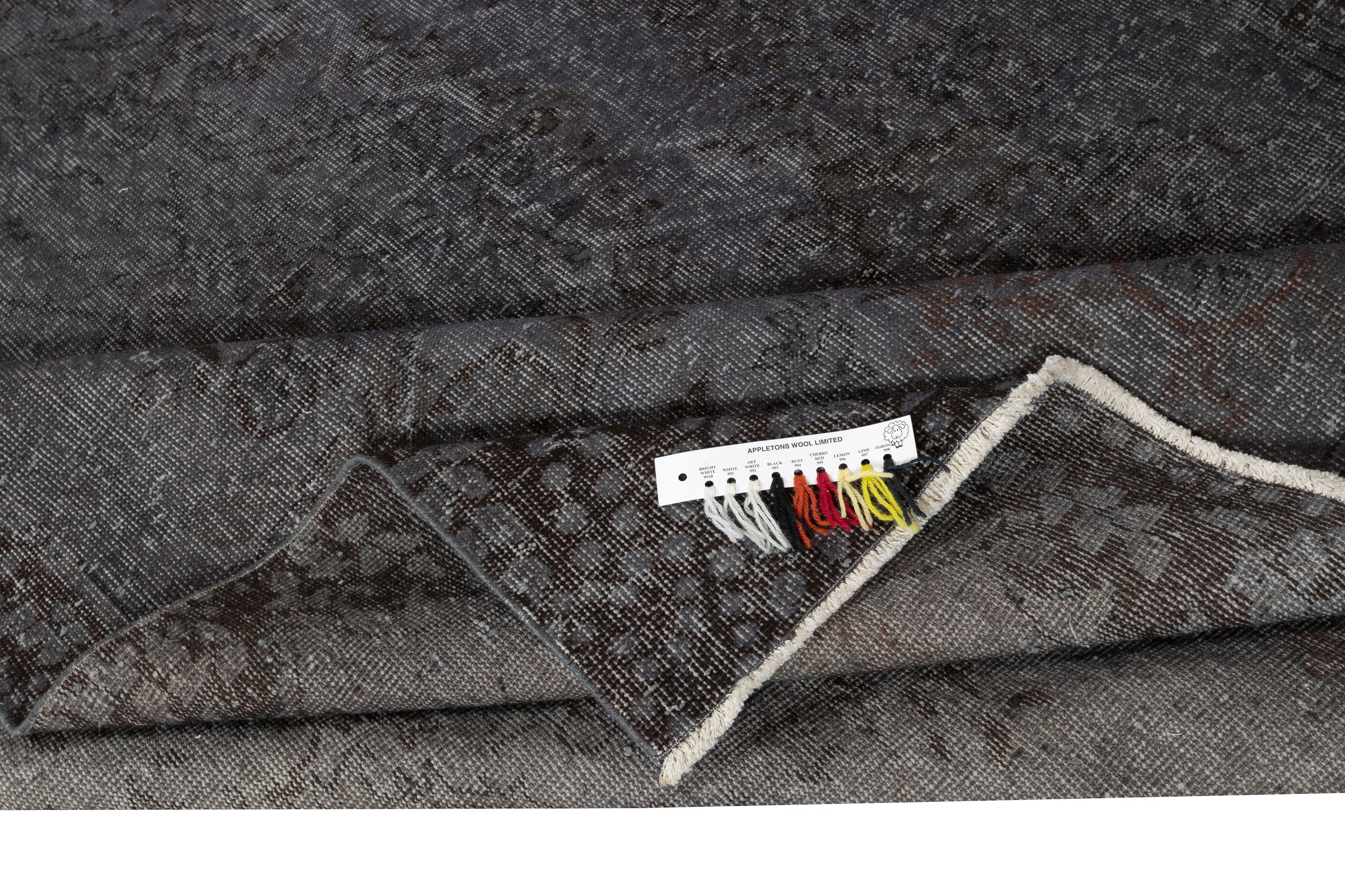 Moderno Tappeto vintage fatto a mano di area turca tinta in grigio per interni moderni in vendita