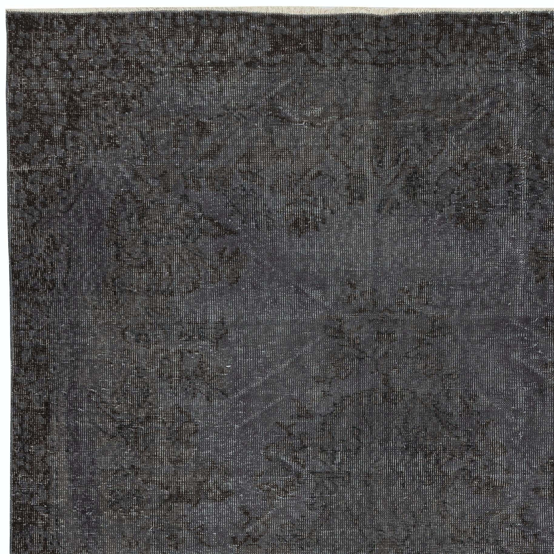 Annodato a mano Tappeto vintage fatto a mano di area turca tinta in grigio per interni moderni in vendita