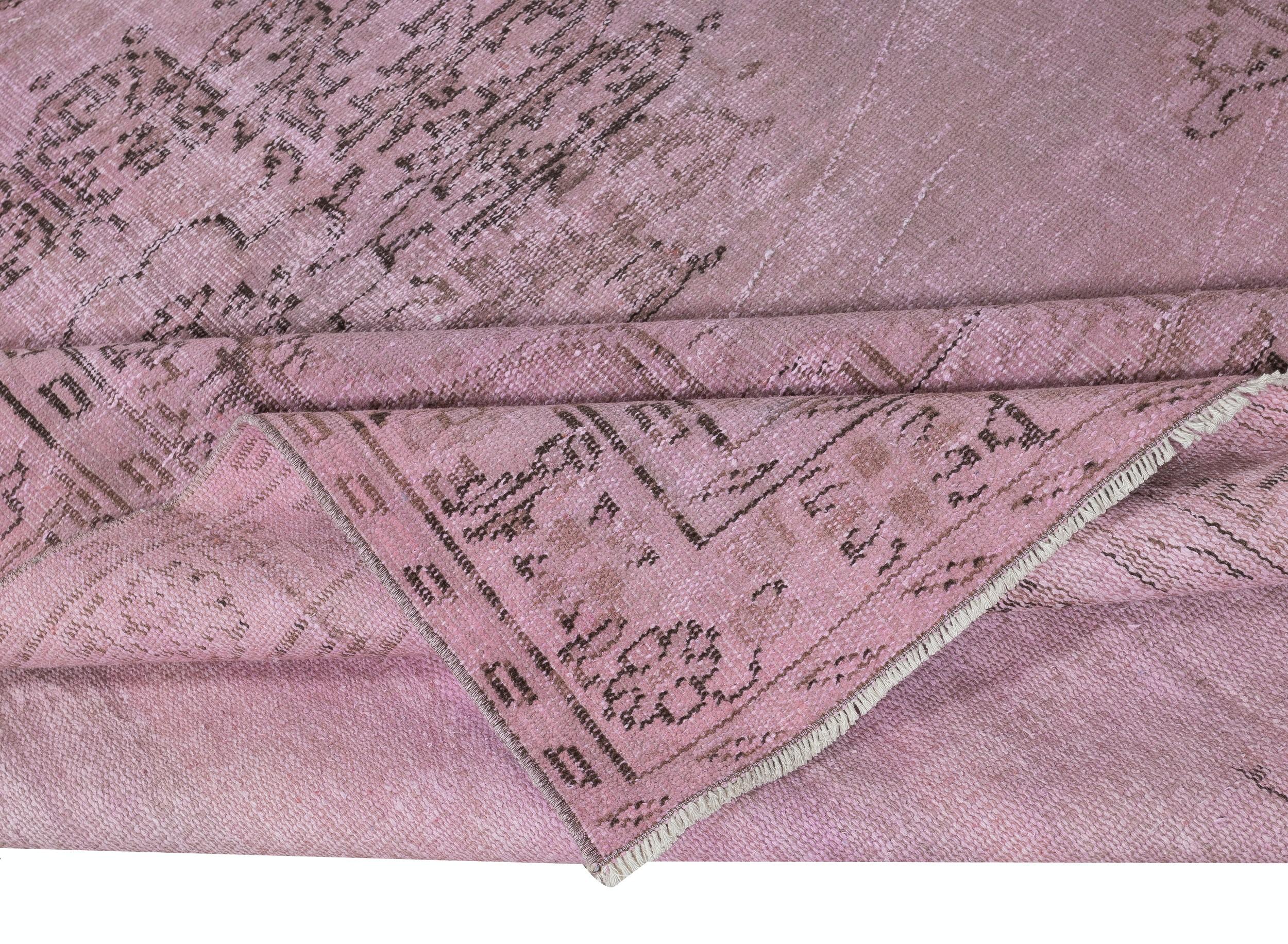 Alfombra turca vintage de 1,5 x 1,8 m teñida de rosa para interiores modernos Moderno en venta