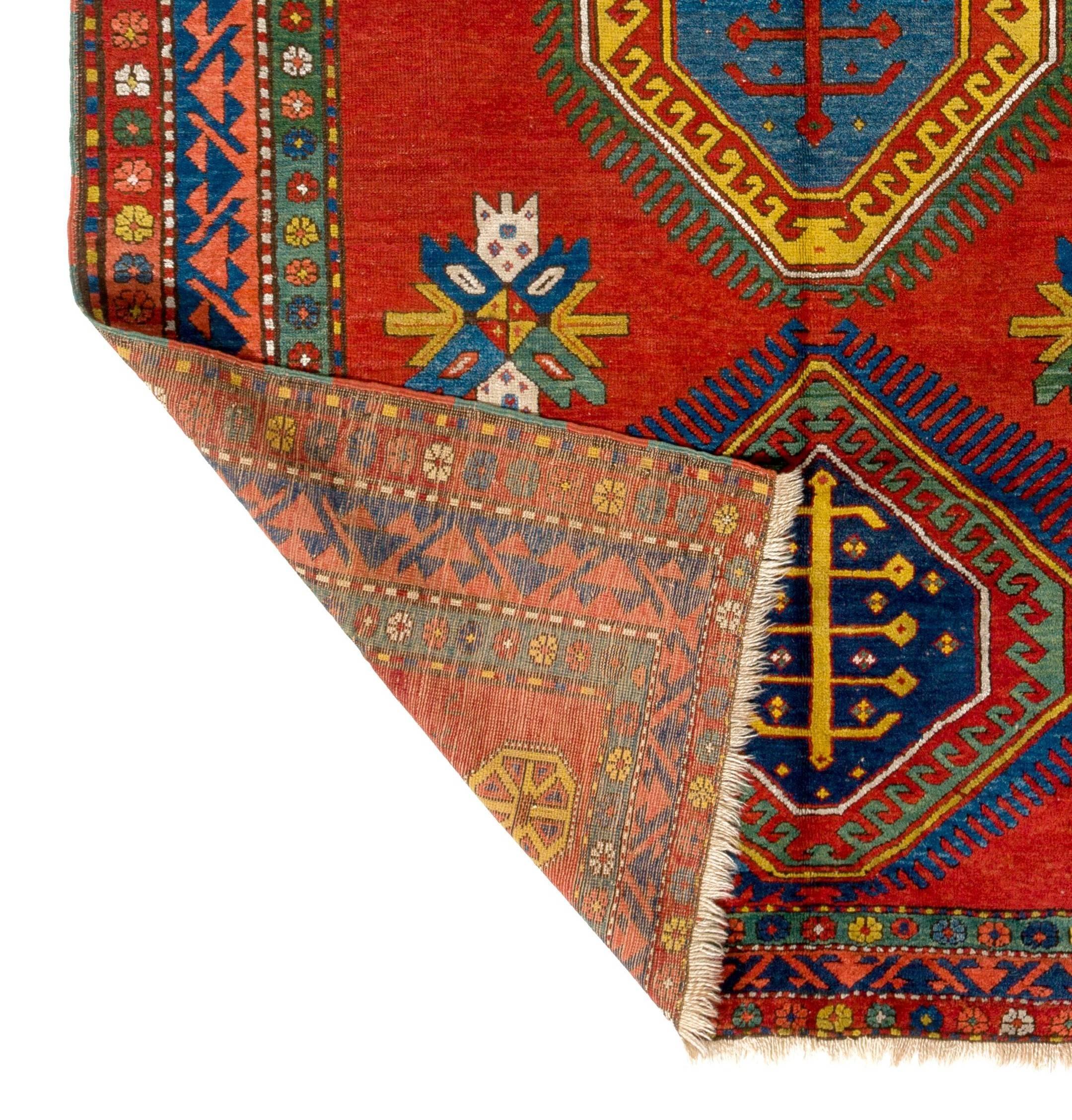 Ein exquisiter antiker kaukasischer armenischer Kazak-Teppich mit fantastischen natürlichen Farbstoffen auf Pflanzenbasis. 
Kühnes und kraftvolles Design mit dreifachen Medaillons und einem klaren roten Feld.  Weiche, glänzende Lammwolle,