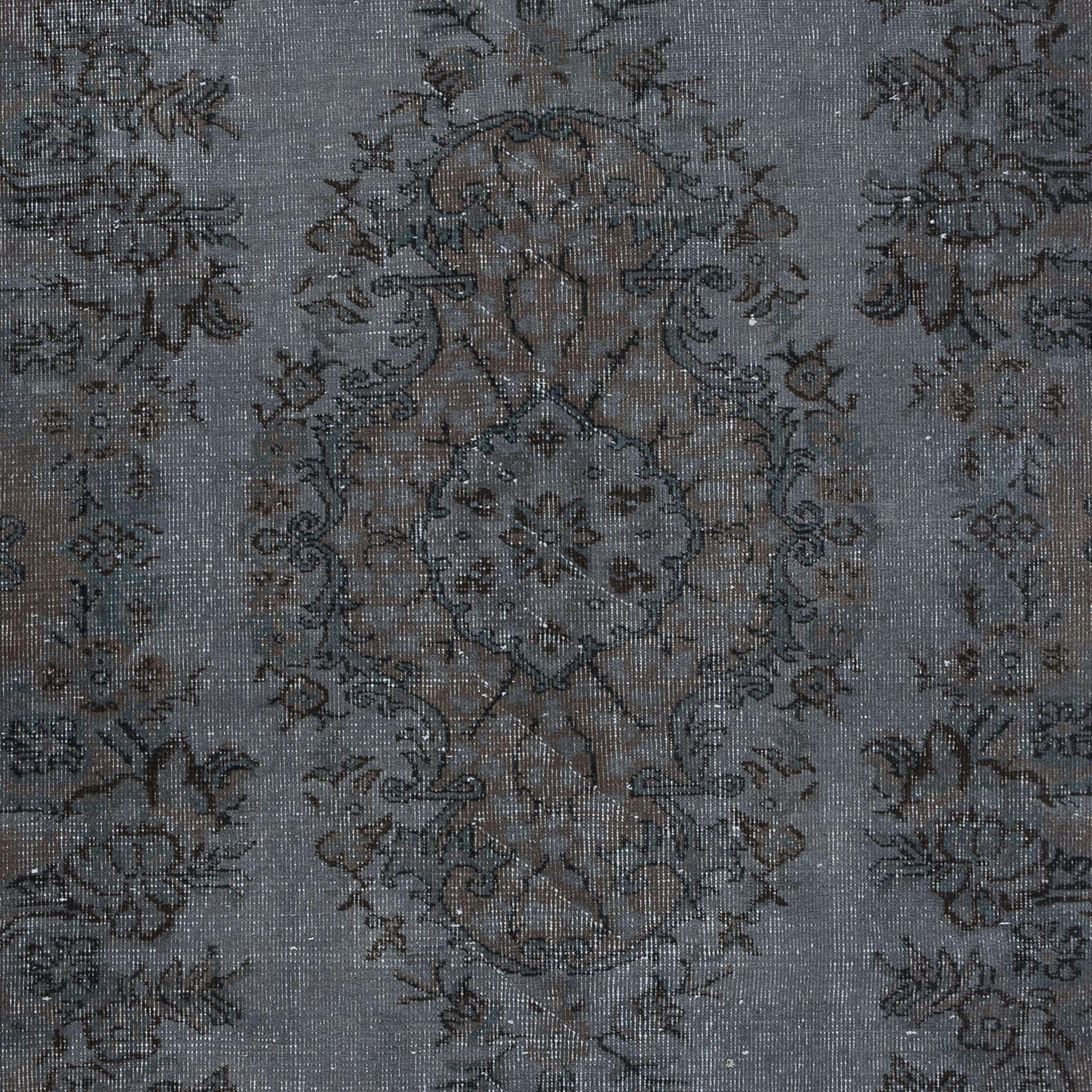 Hand-Woven 5.6x8.8 Ft Contemporary Handmade Gray Indoor Outdoor Rug with Medallion Design For Sale
