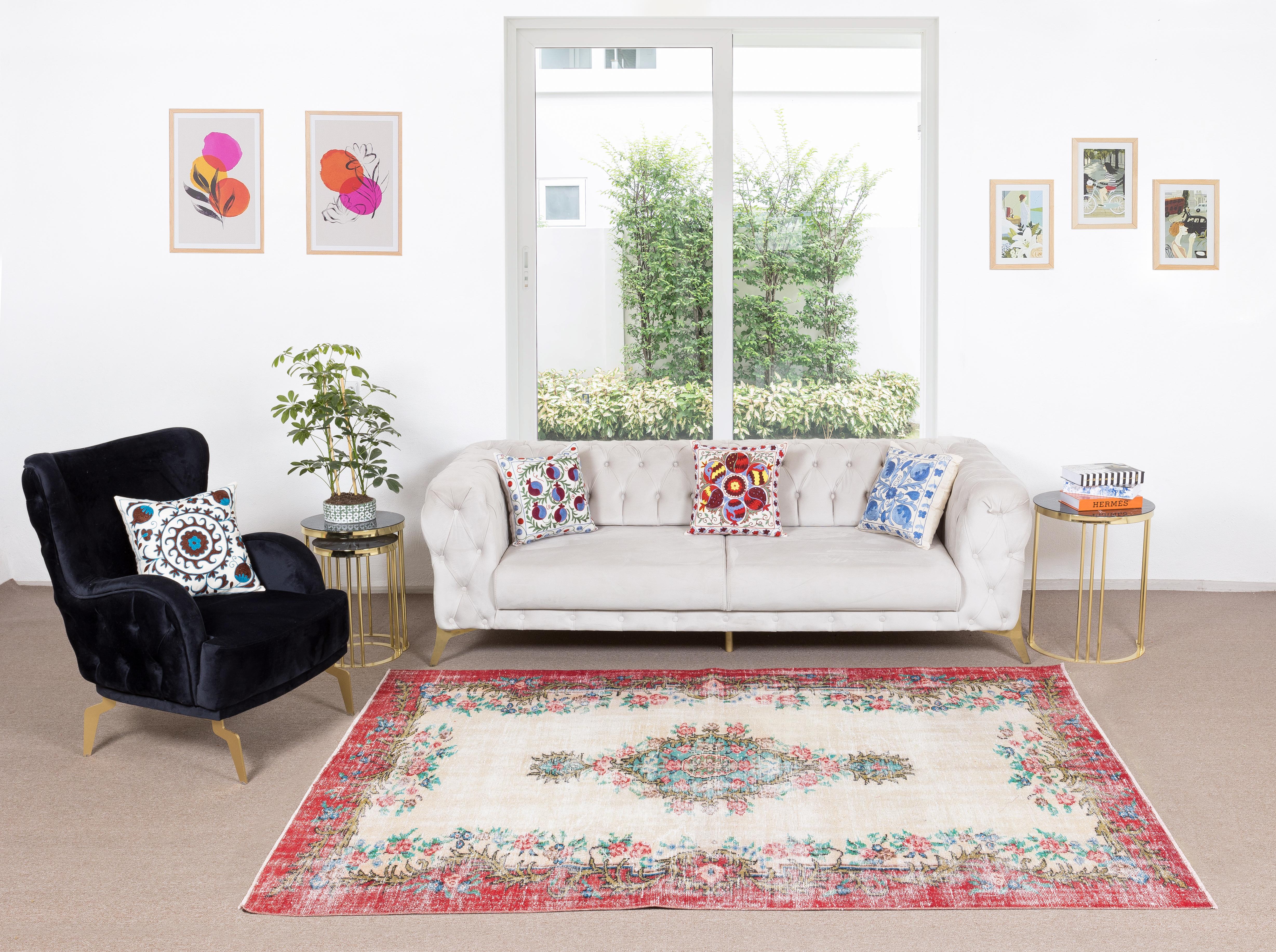 5.6x8.8 Ft Handmade Turkish Area Rug with Roses, Vintage Flower Design Carpet In Good Condition For Sale In Spring Valley, NY
