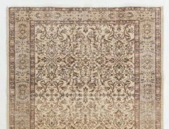 Tappeto Oushak turco fatto a mano vintage di metà secolo con design floreale 5.6x8.8 Ft