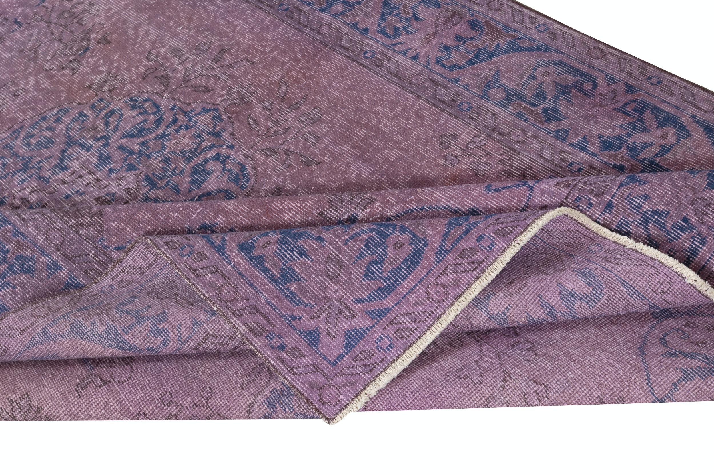 Moderno Tappeto vintage turco 5.6x8.8 Ft tinto in viola per interni moderni in vendita