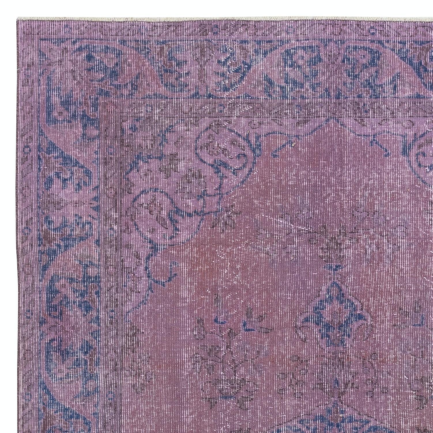 Turco Tappeto vintage turco 5.6x8.8 Ft tinto in viola per interni moderni in vendita