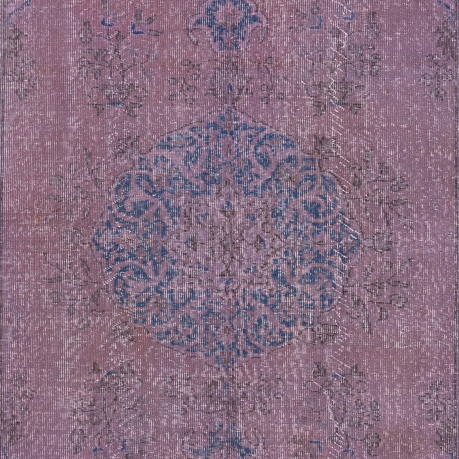 Annodato a mano Tappeto vintage turco 5.6x8.8 Ft tinto in viola per interni moderni in vendita