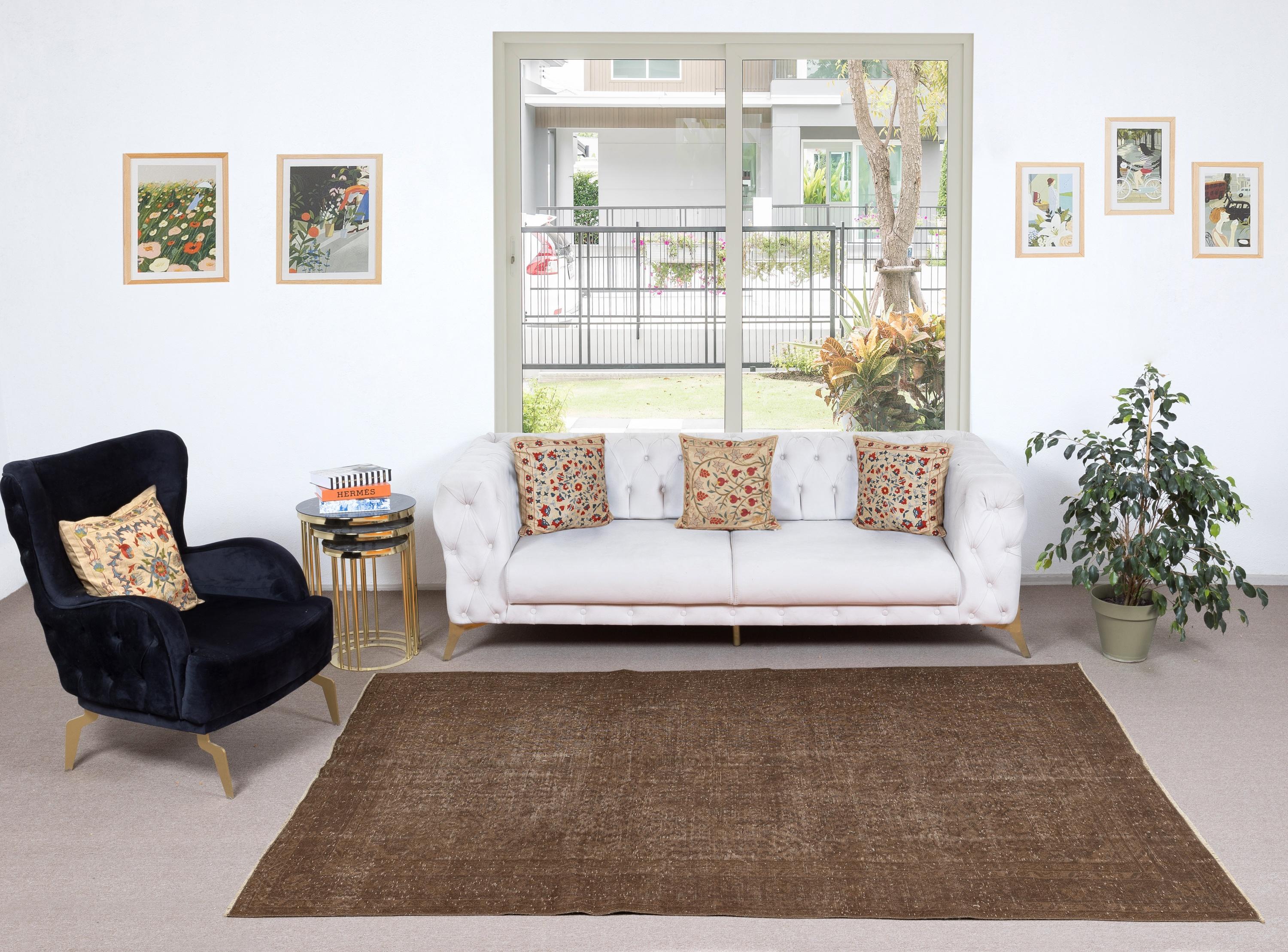 Unsere gefärbten Teppiche sind allesamt handgeknüpfte türkische Vintage-Teppiche, die in unserer Werkstatt sorgfältig restauriert und neu gestaltet wurden, damit sie zu einer breiten Palette von Einrichtungsstilen passen - von modern und