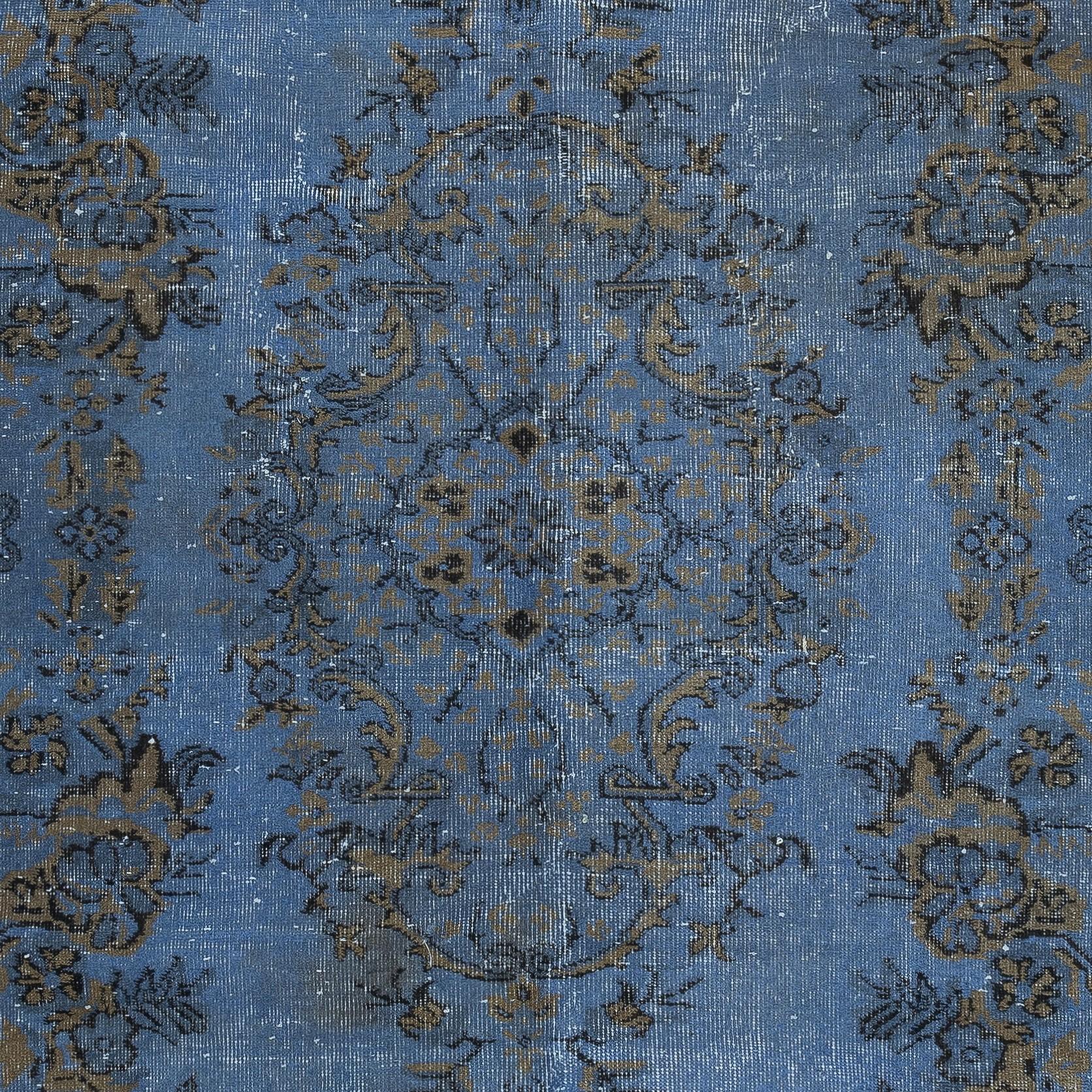 5.6x9 Ft zeitgenössische handgefertigte blaue Farbe türkischen Bereich Teppich mit Medaillon-Design (Handgeknüpft) im Angebot