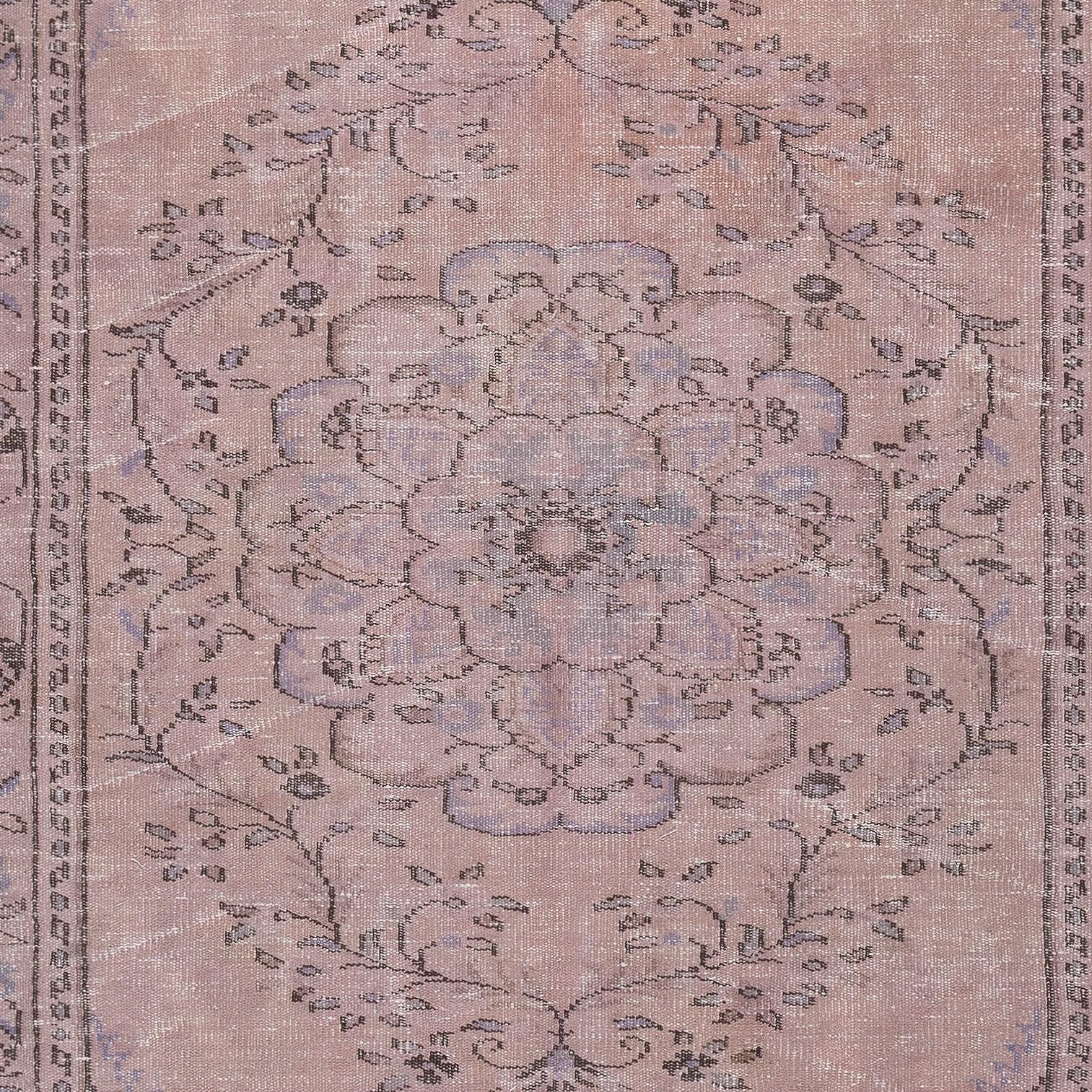 5.6x9 Ft Contemporary Handmade Low Pile Turkish Wool Area Rug in Pink Color In Good Condition For Sale In Spring Valley, NY