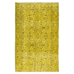 Tapis turc fait main de la laine jaune à motifs floraux 5,6x9 Ft, années 1960